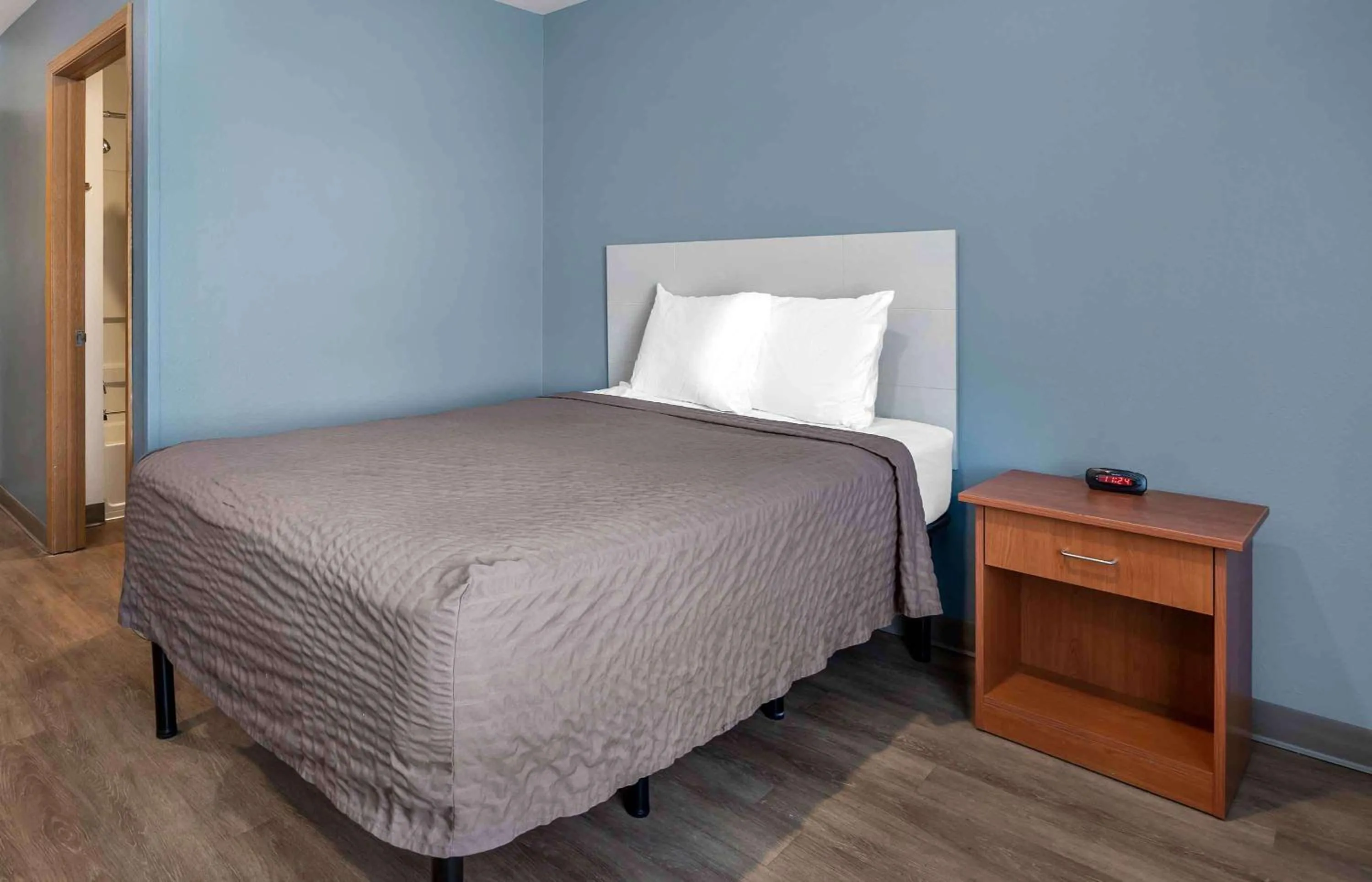 Bedroom, Bed in Extended Stay America Select Suites - Wichita - South
