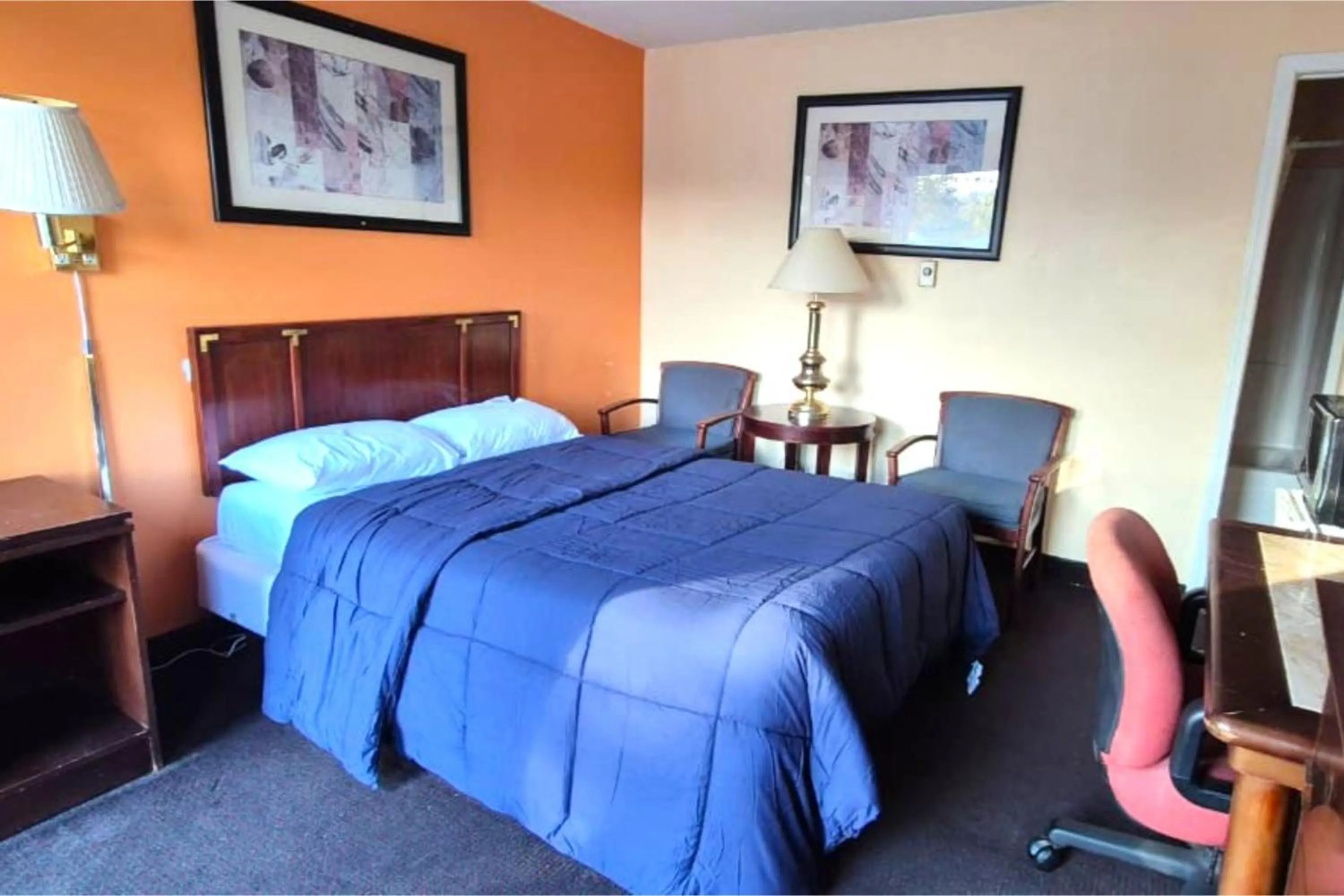 Bedroom in Canton Inn By OYO