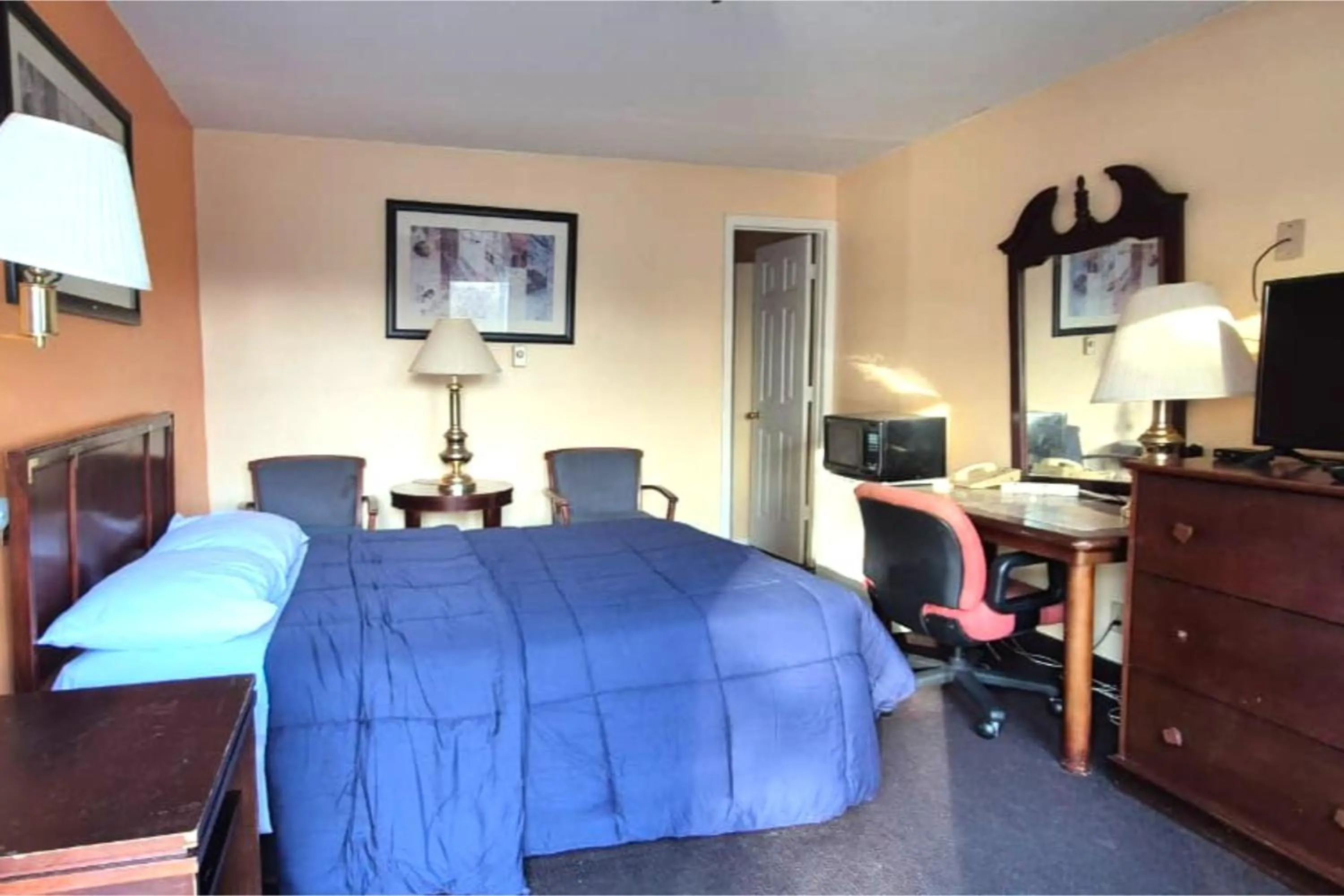 Bedroom in Canton Inn By OYO