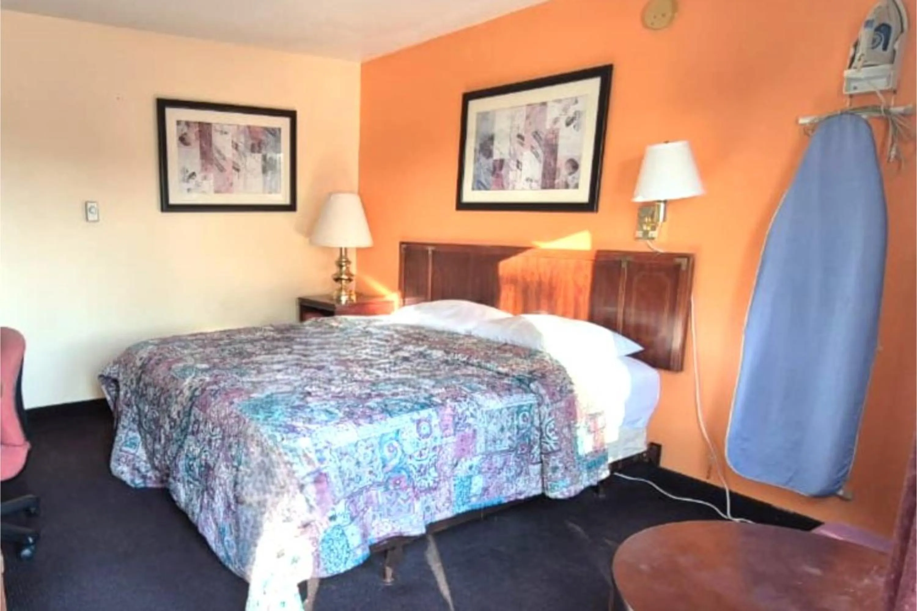 Bedroom in Canton Inn By OYO