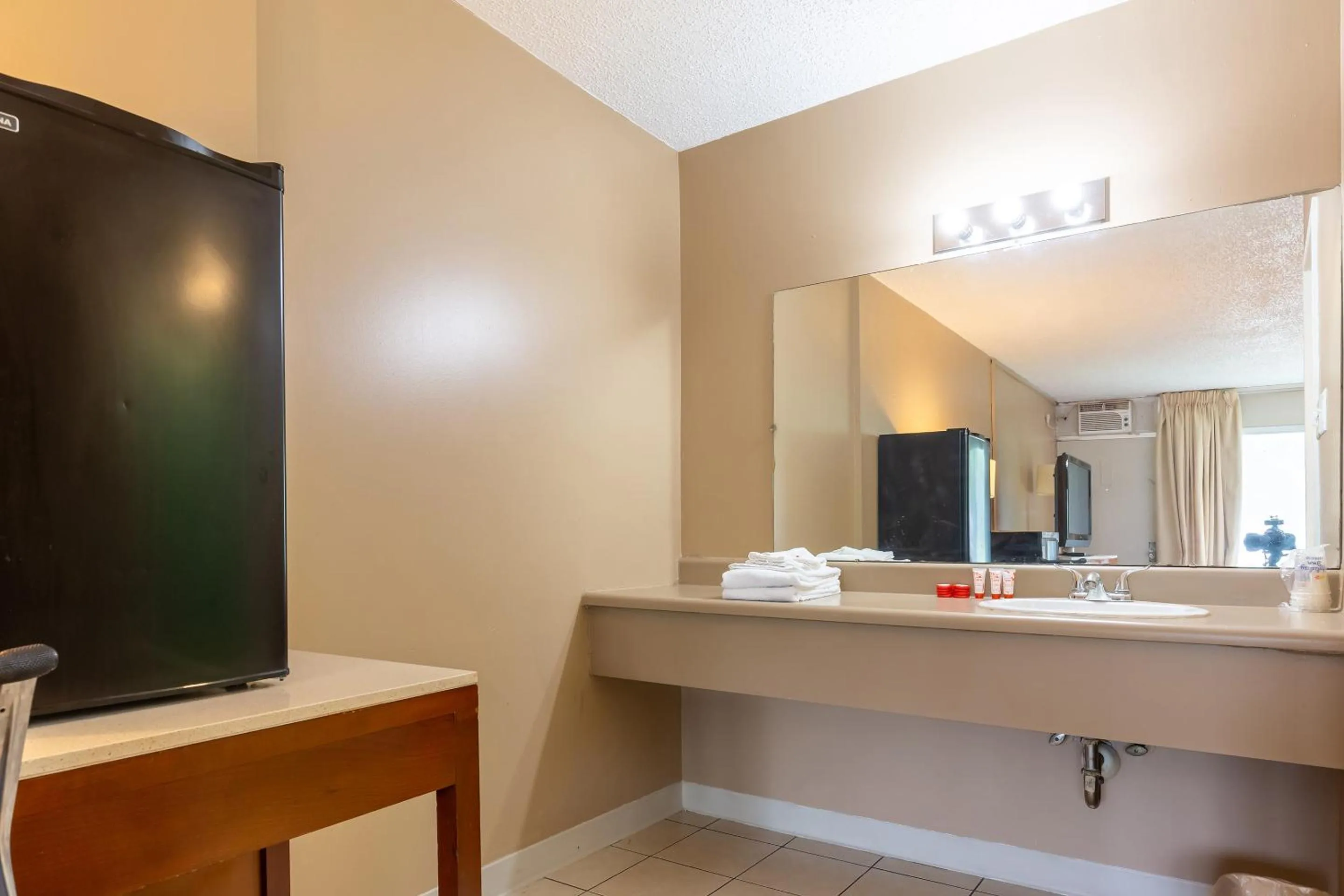 Bathroom in Americas Best Value Inn Rockford