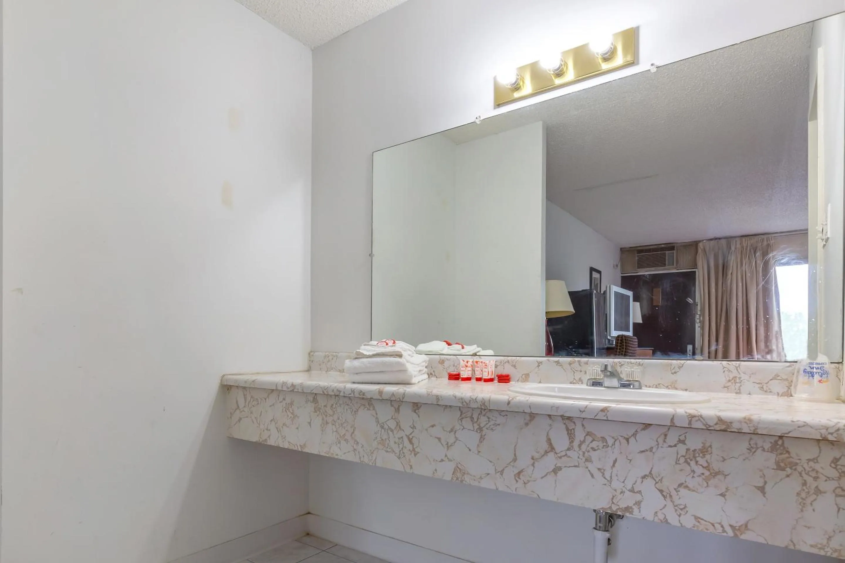 Bathroom in Americas Best Value Inn Rockford