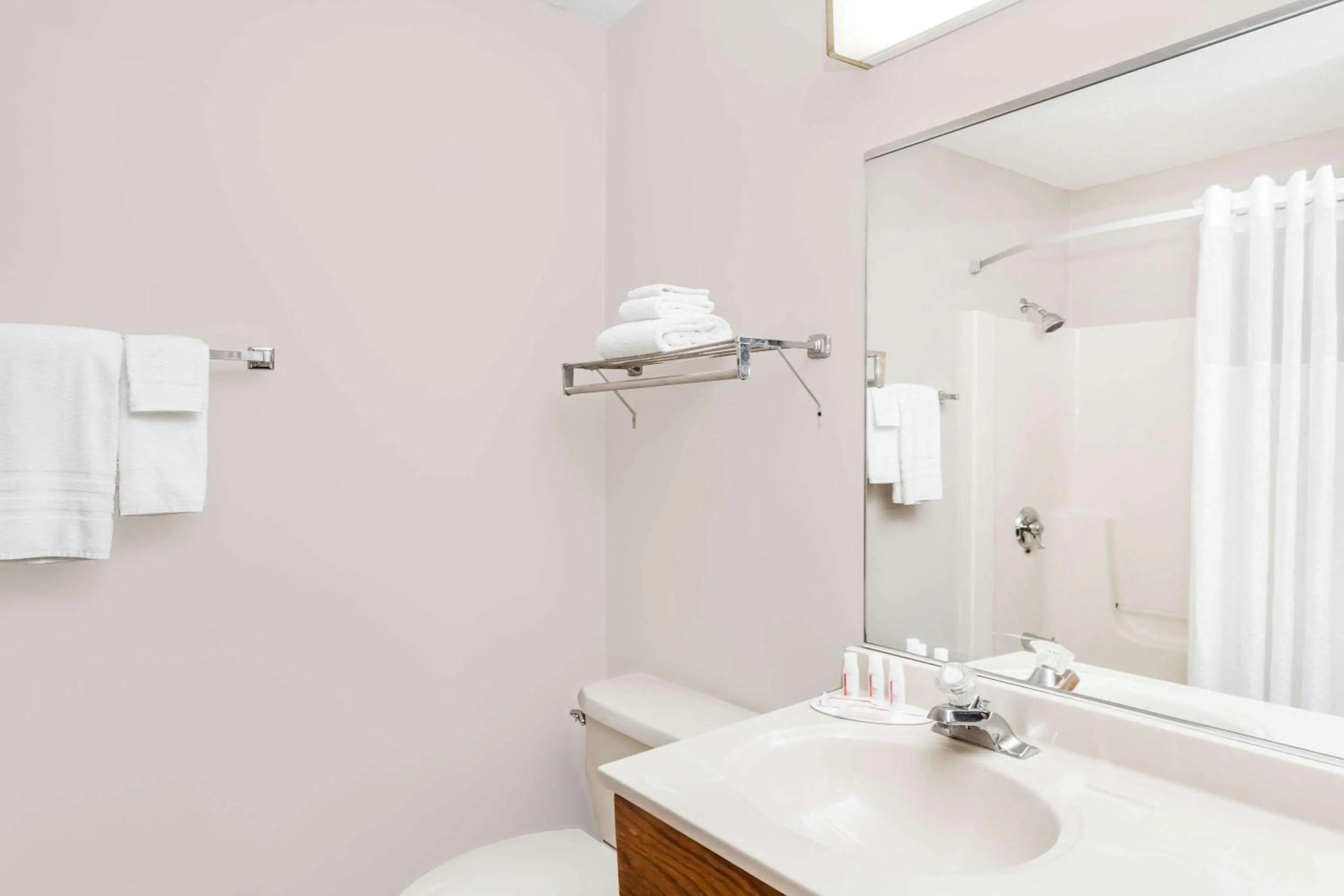 Bathroom in Super 8 by Wyndham Watseka