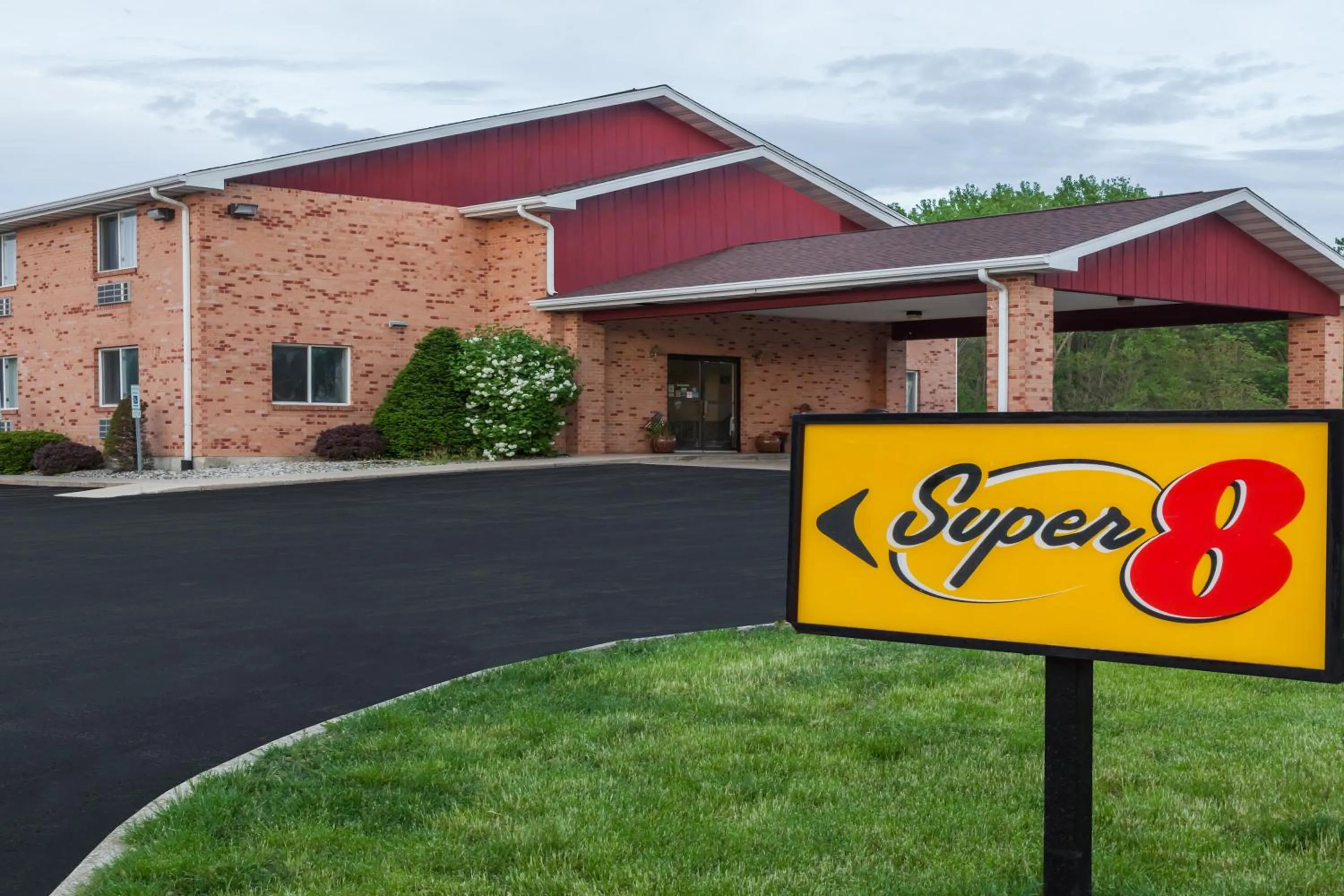 Facade/entrance in Super 8 by Wyndham Watseka