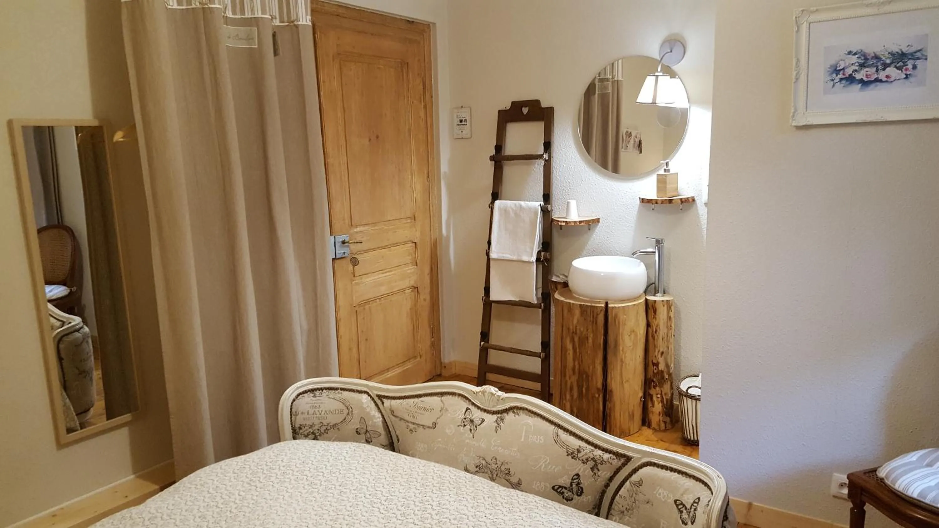 Bathroom, Bed in Les Iris Chambres d’hôte