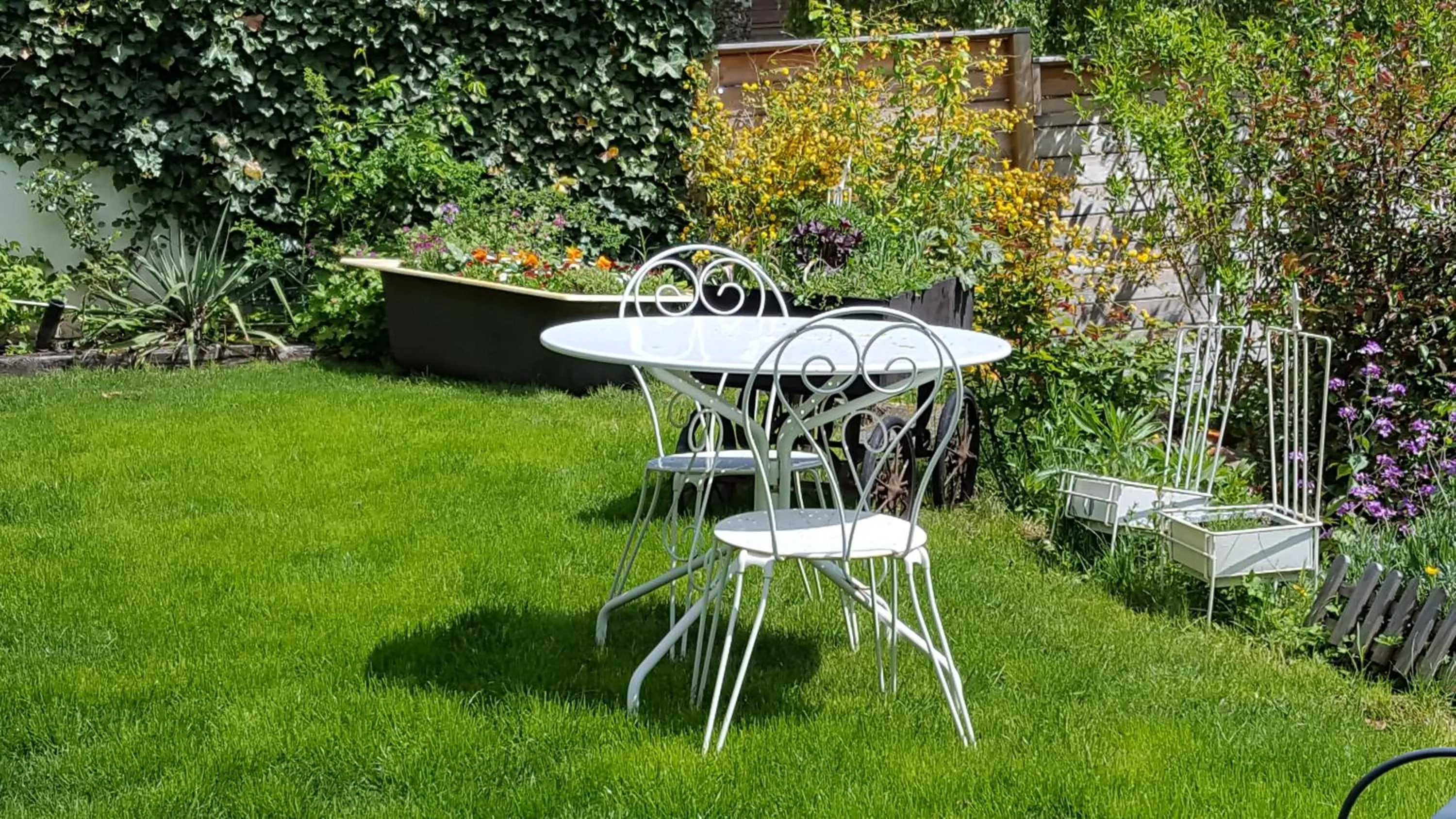 Garden in Les Iris Chambres d’hôte