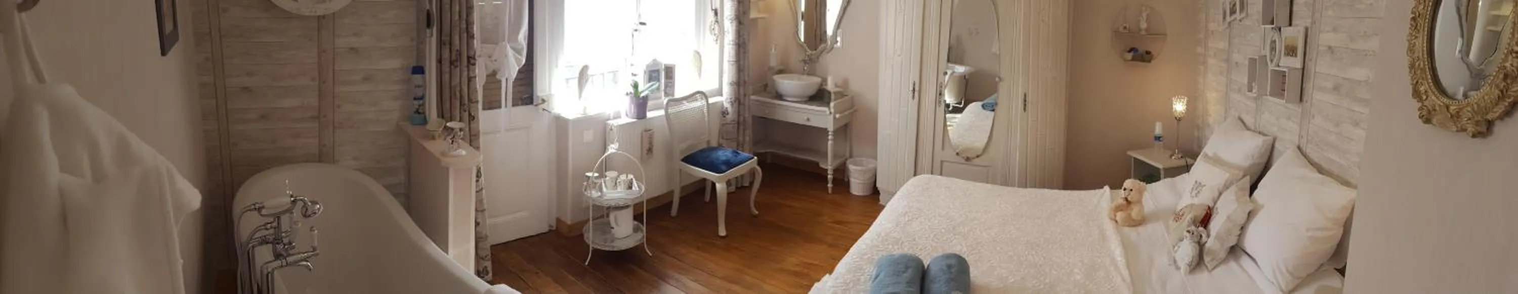 Bedroom, Bed in Les Iris Chambres d’hôte