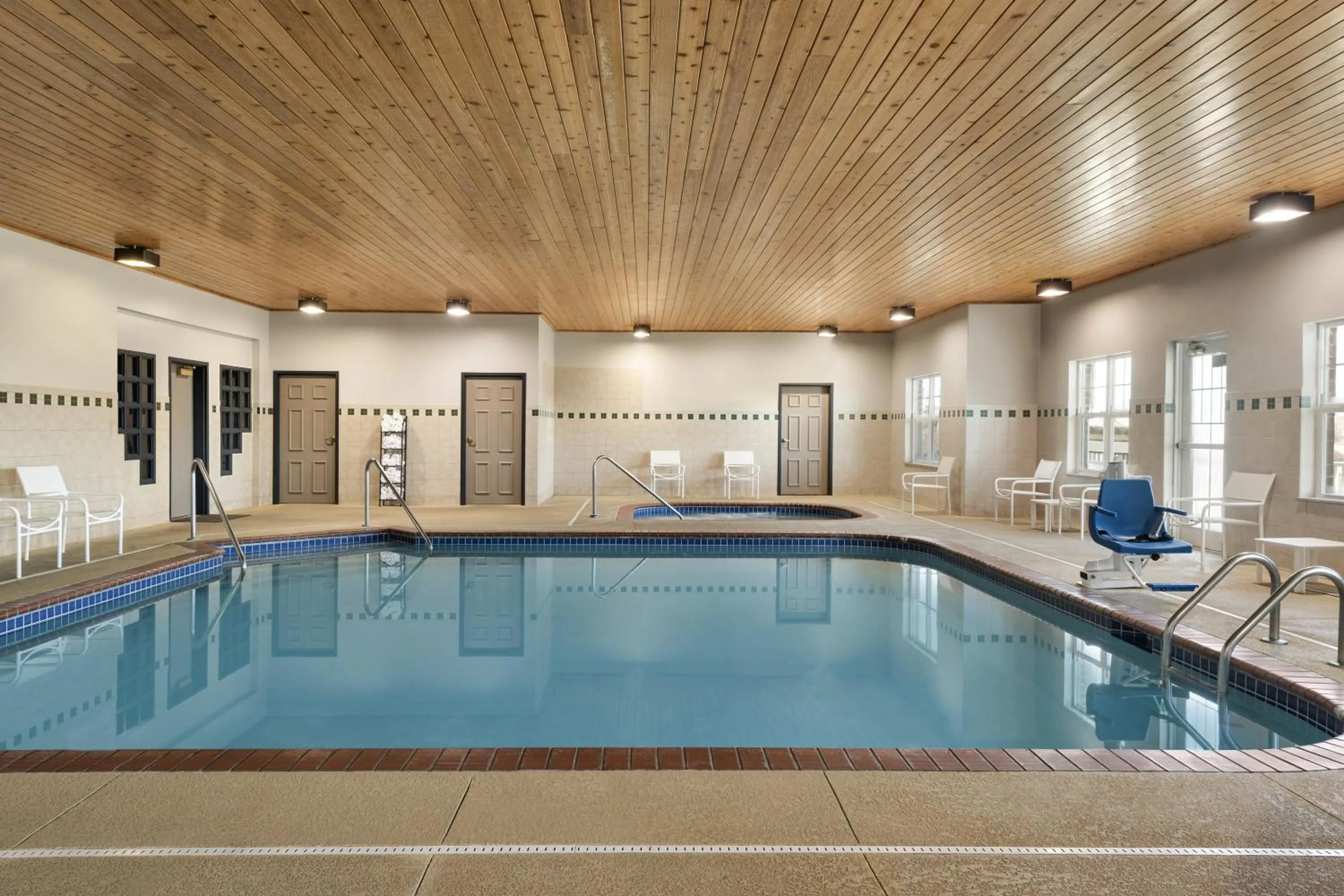 Swimming pool in Country Inn & Suites by Radisson, Kansas City at Village West, KS