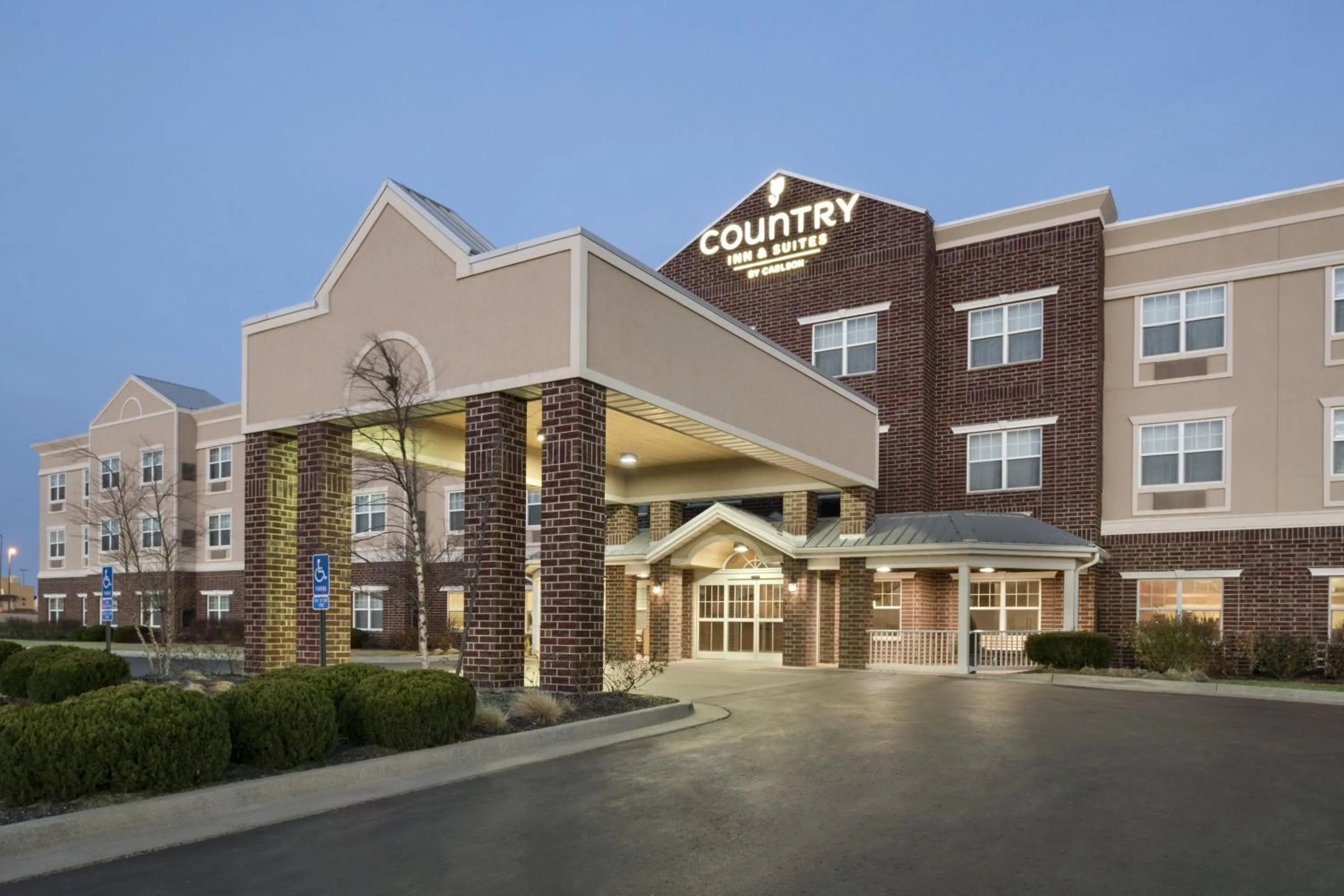 Facade/entrance in Country Inn & Suites by Radisson, Kansas City at Village West, KS