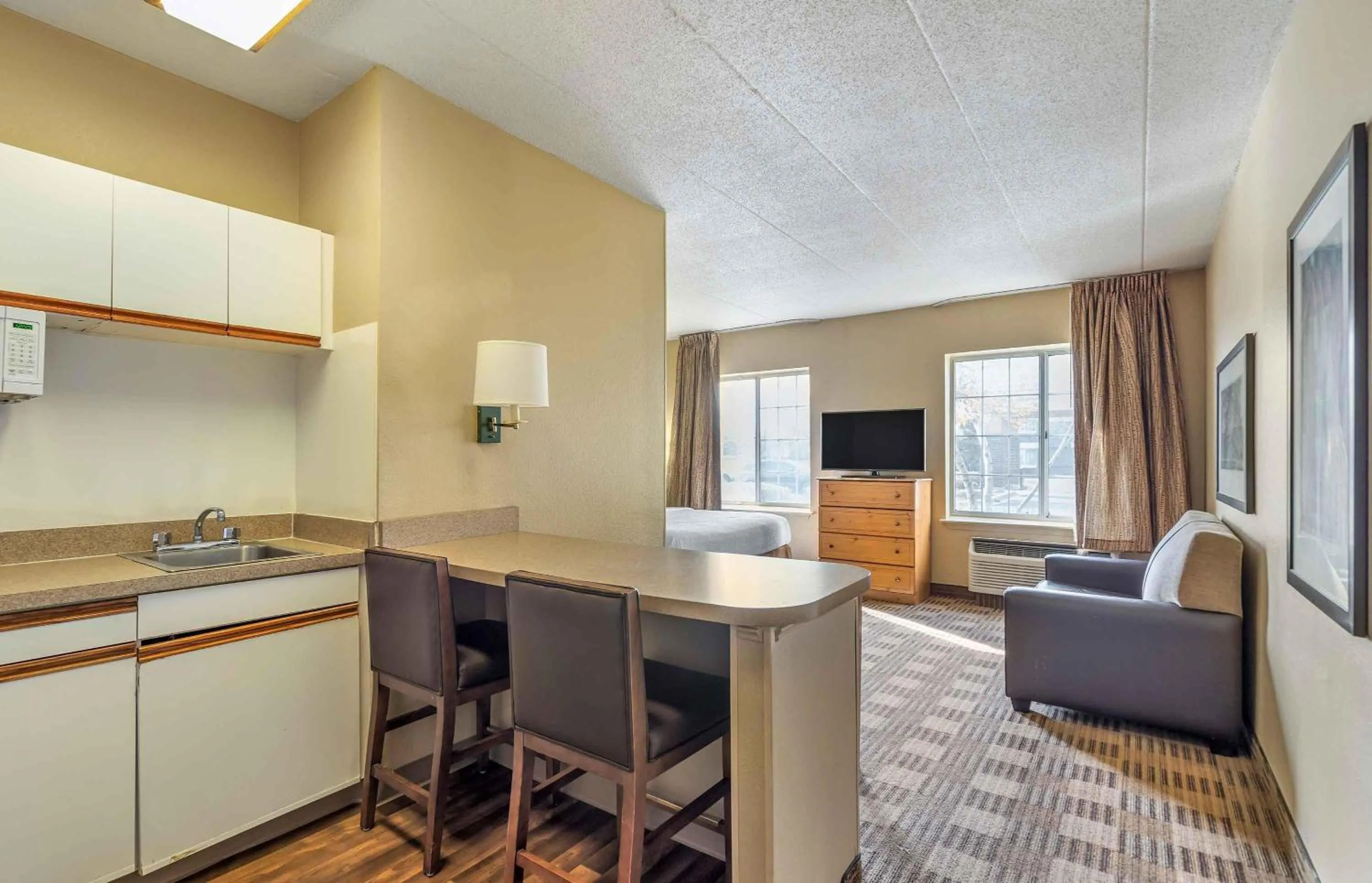 Kitchen or kitchenette in Extended Stay America Select Suites - Chicago - Lombard - Oakbrook