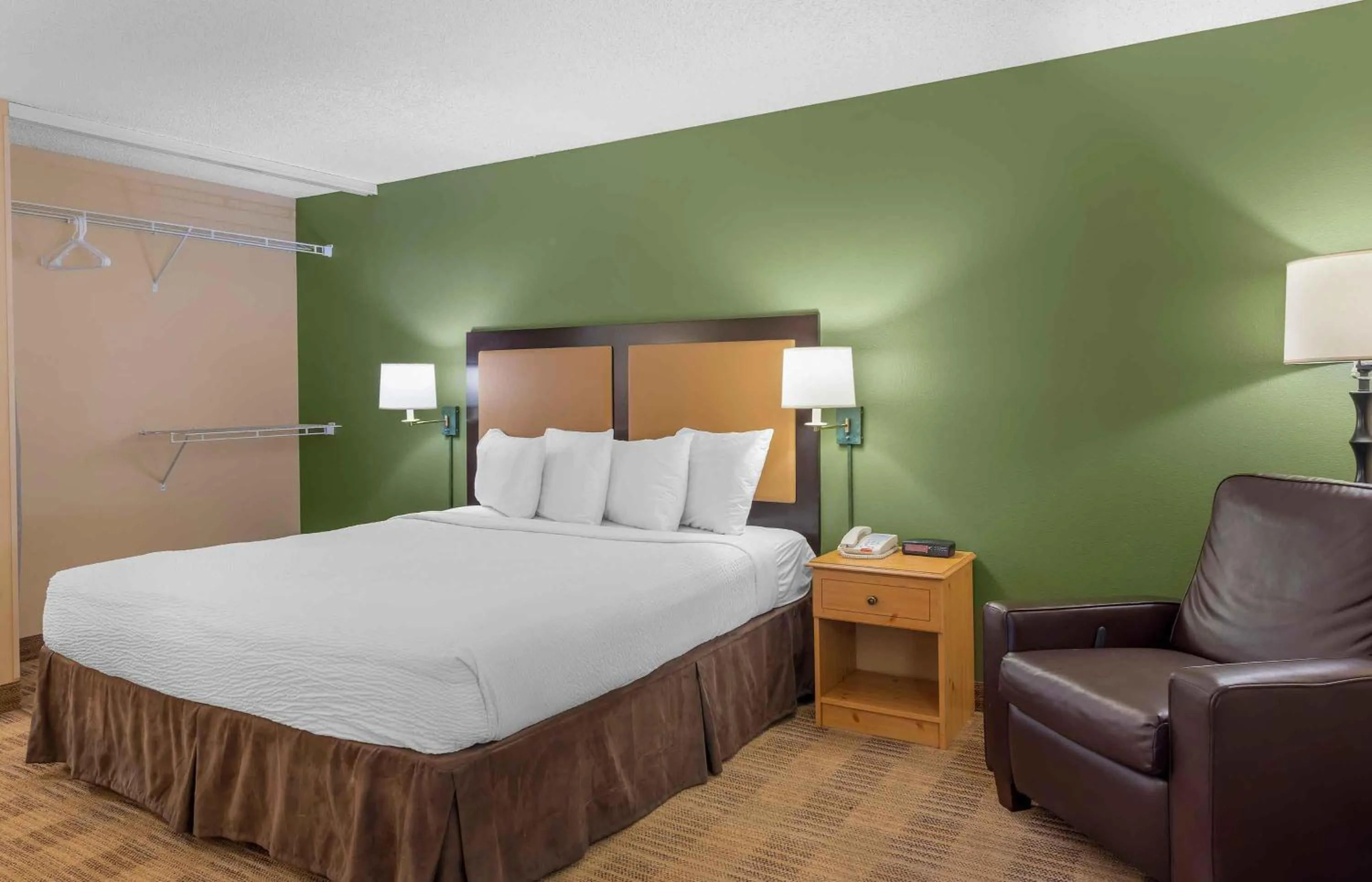 Bedroom, Bed in Extended Stay America Select Suites - Chicago - Lombard - Oakbrook