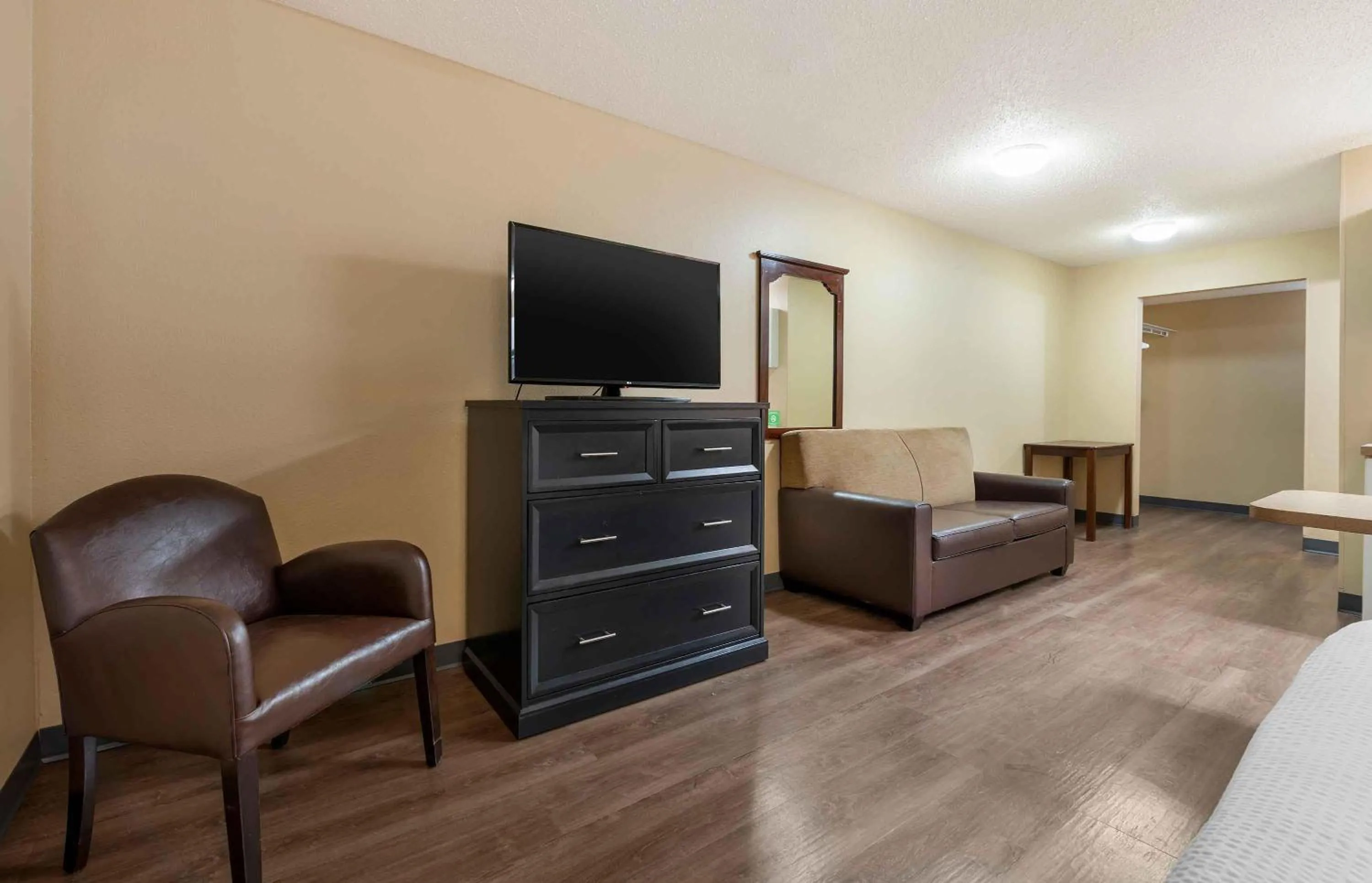 Bedroom in Extended Stay America Select Suites - Chicago - Lombard - Oakbrook