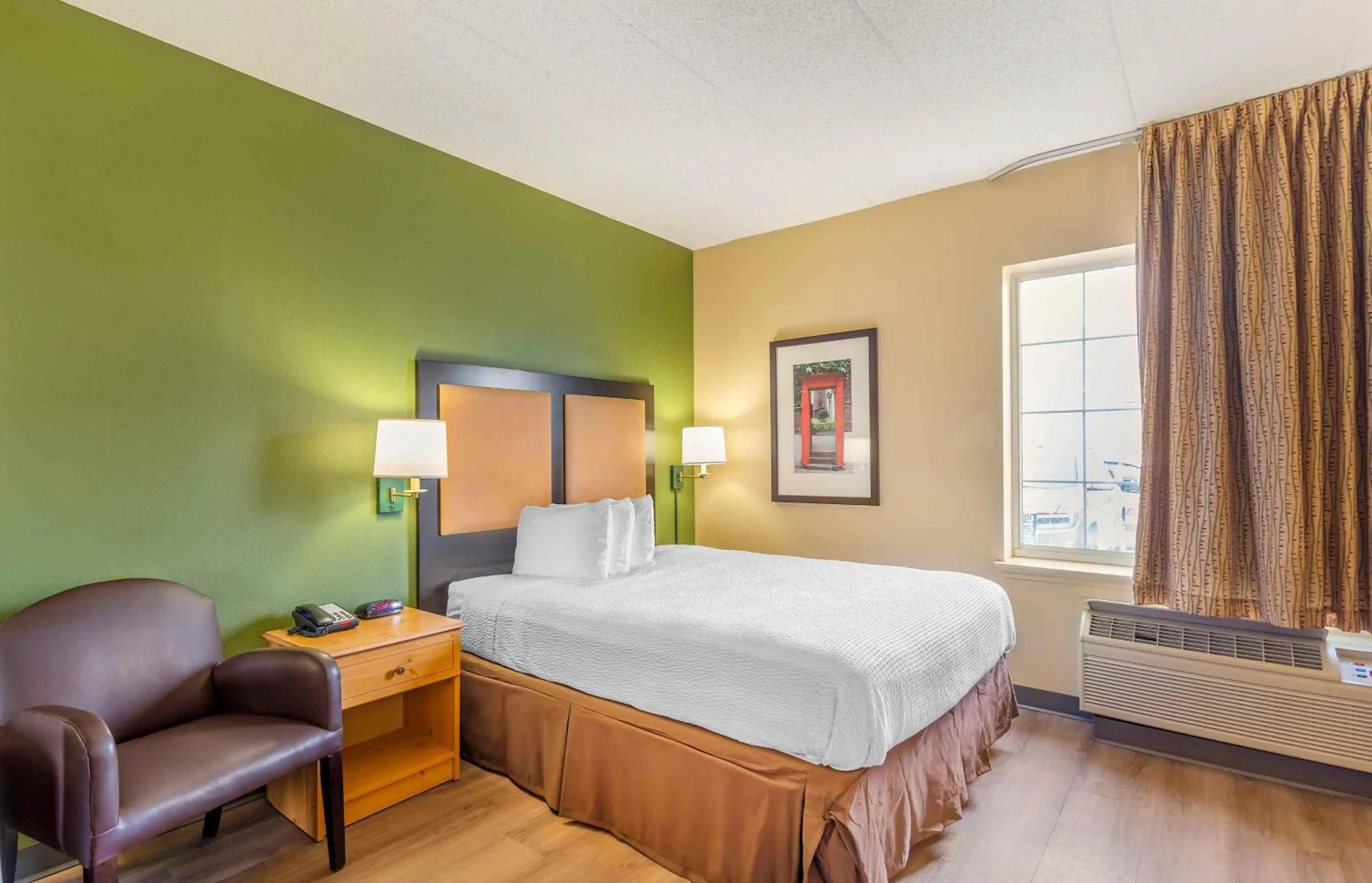 Bedroom, Bed in Extended Stay America Select Suites - Chicago - Lombard - Oakbrook