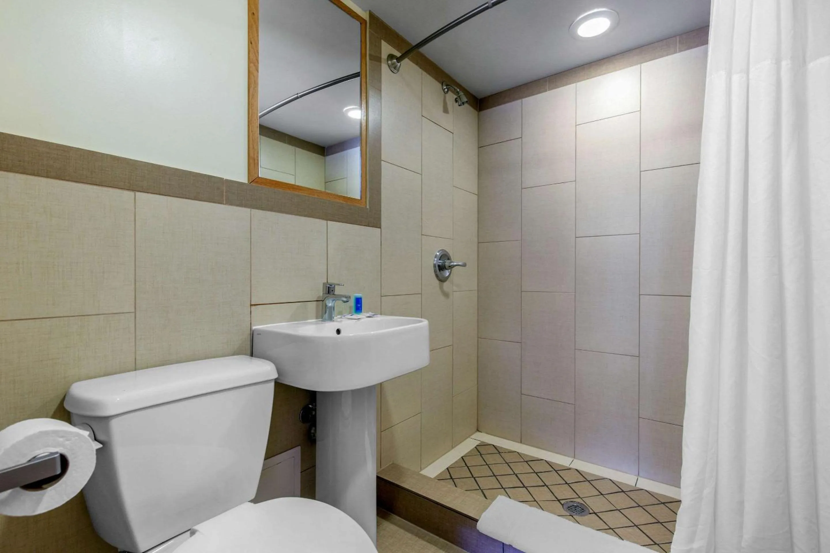 Photo of the whole room in Rodeway Inn