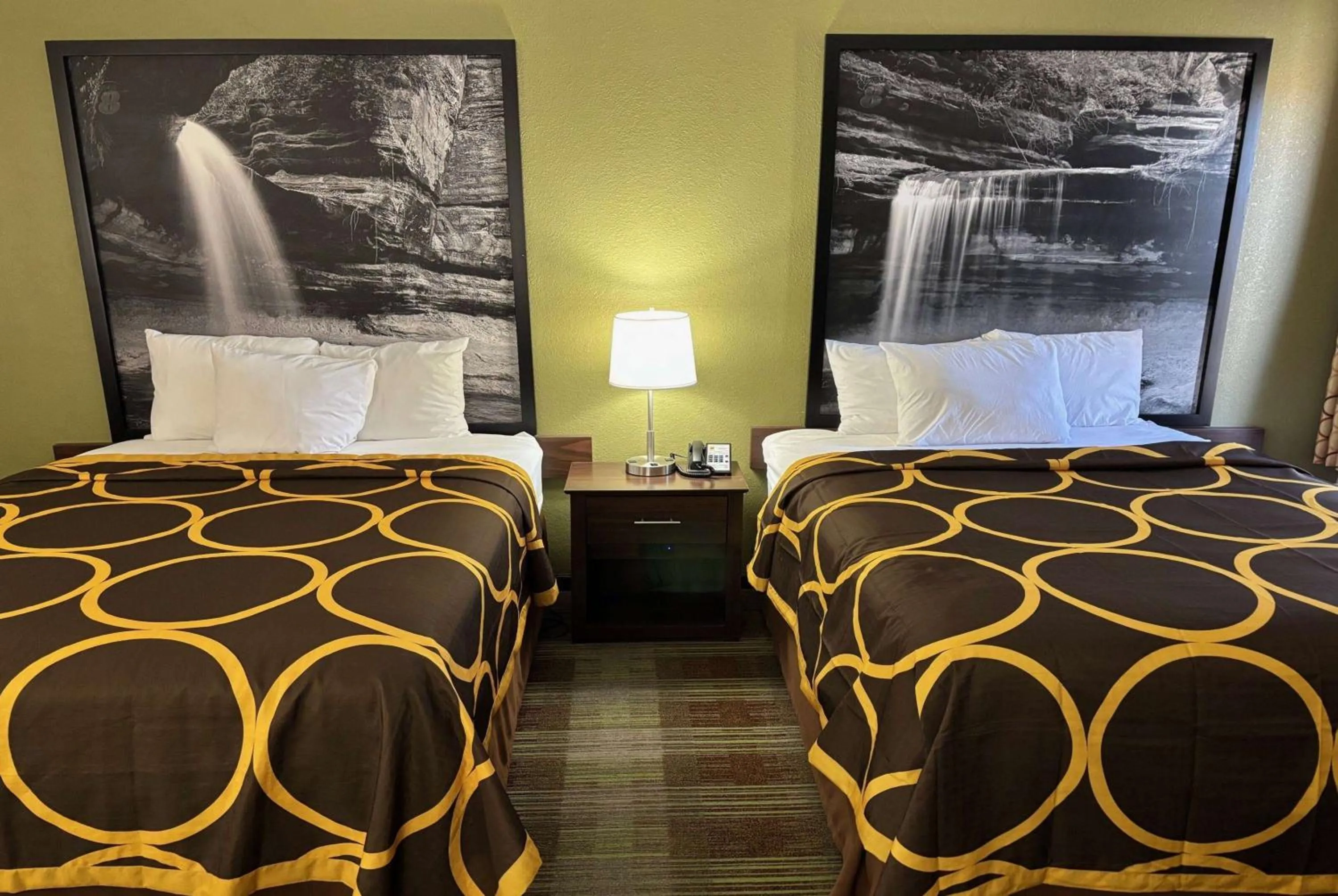 Photo of the whole room, Bed in Super 8 by Wyndham Lincoln