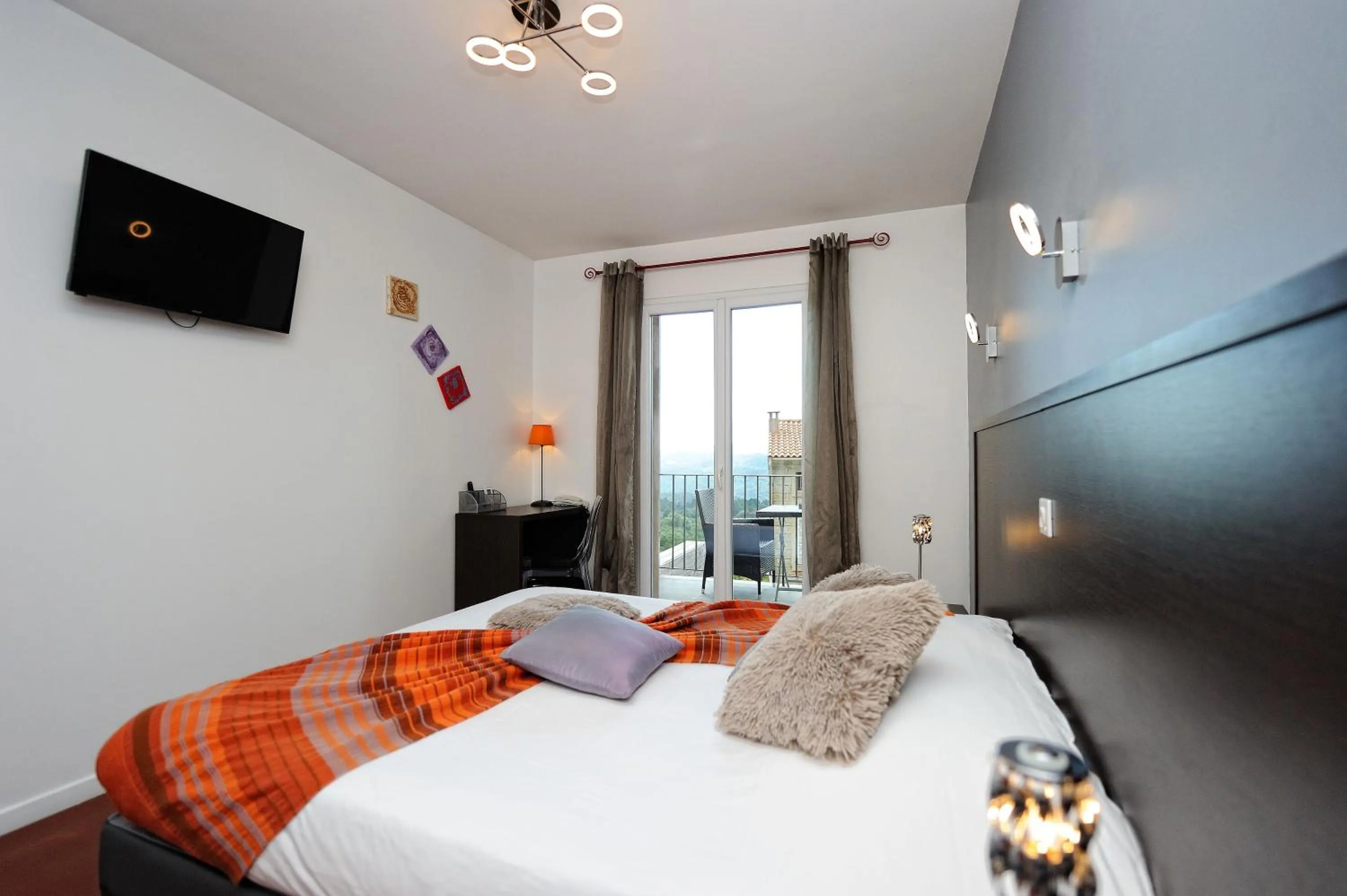 Photo of the whole room, Bed in A Fontana