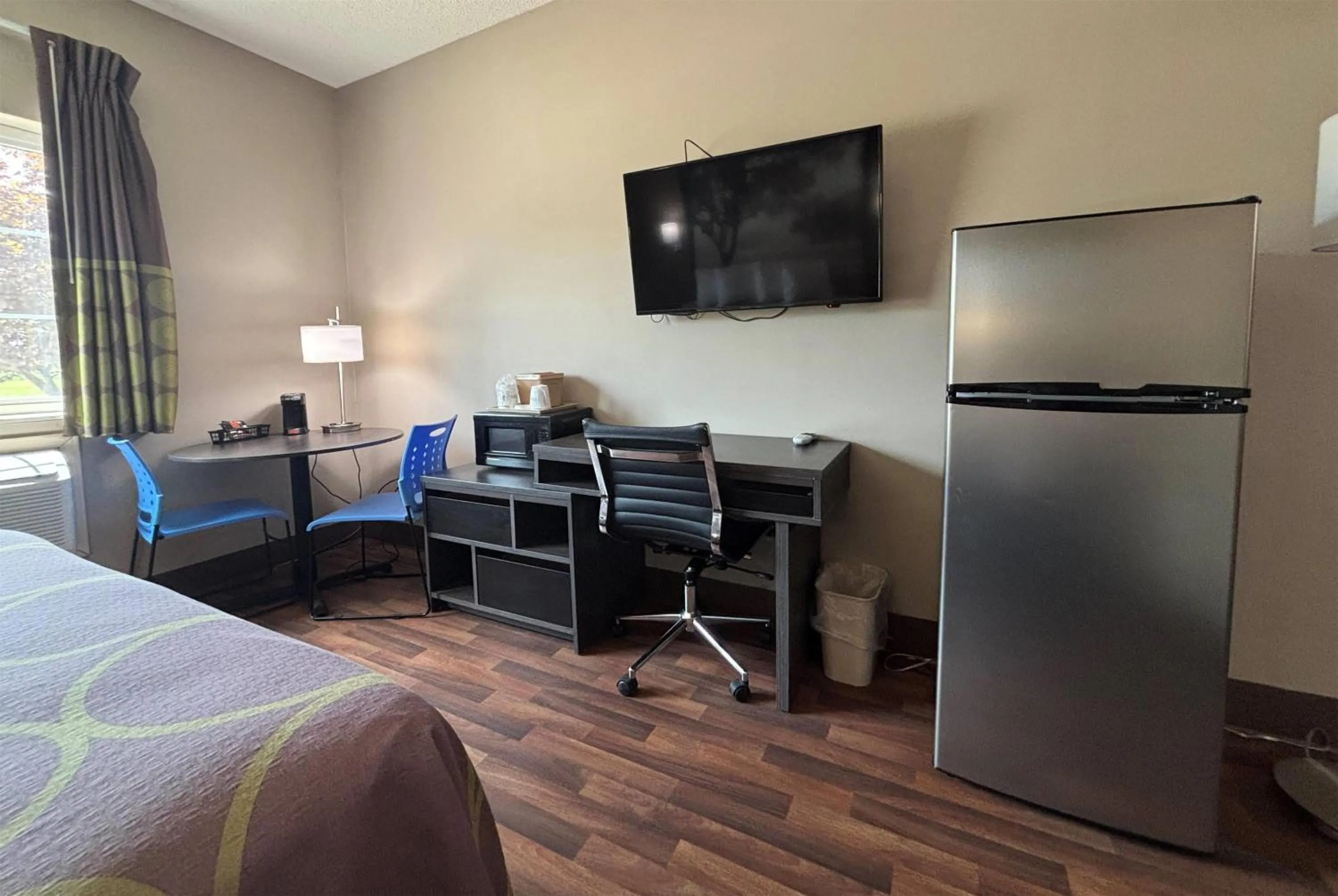 Photo of the whole room in Super 8 by Wyndham Grayville