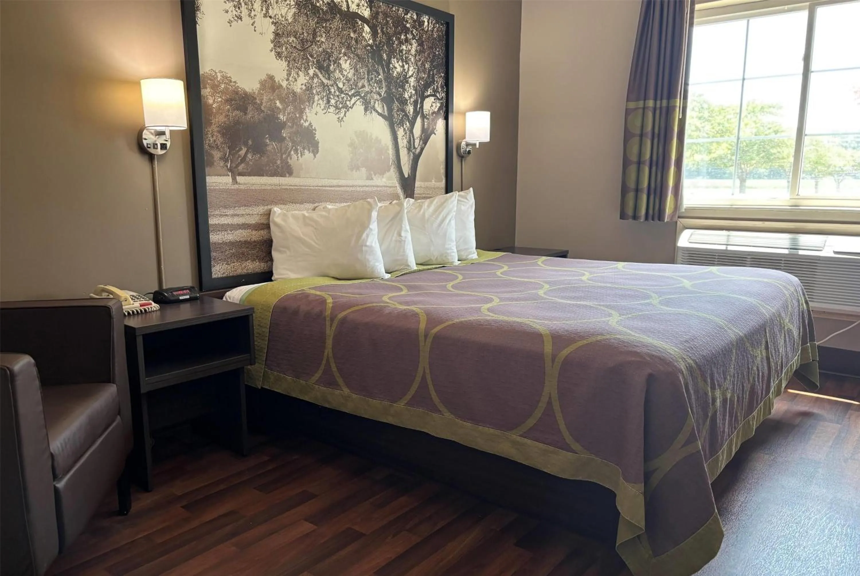 Photo of the whole room, Bed in Super 8 by Wyndham Grayville