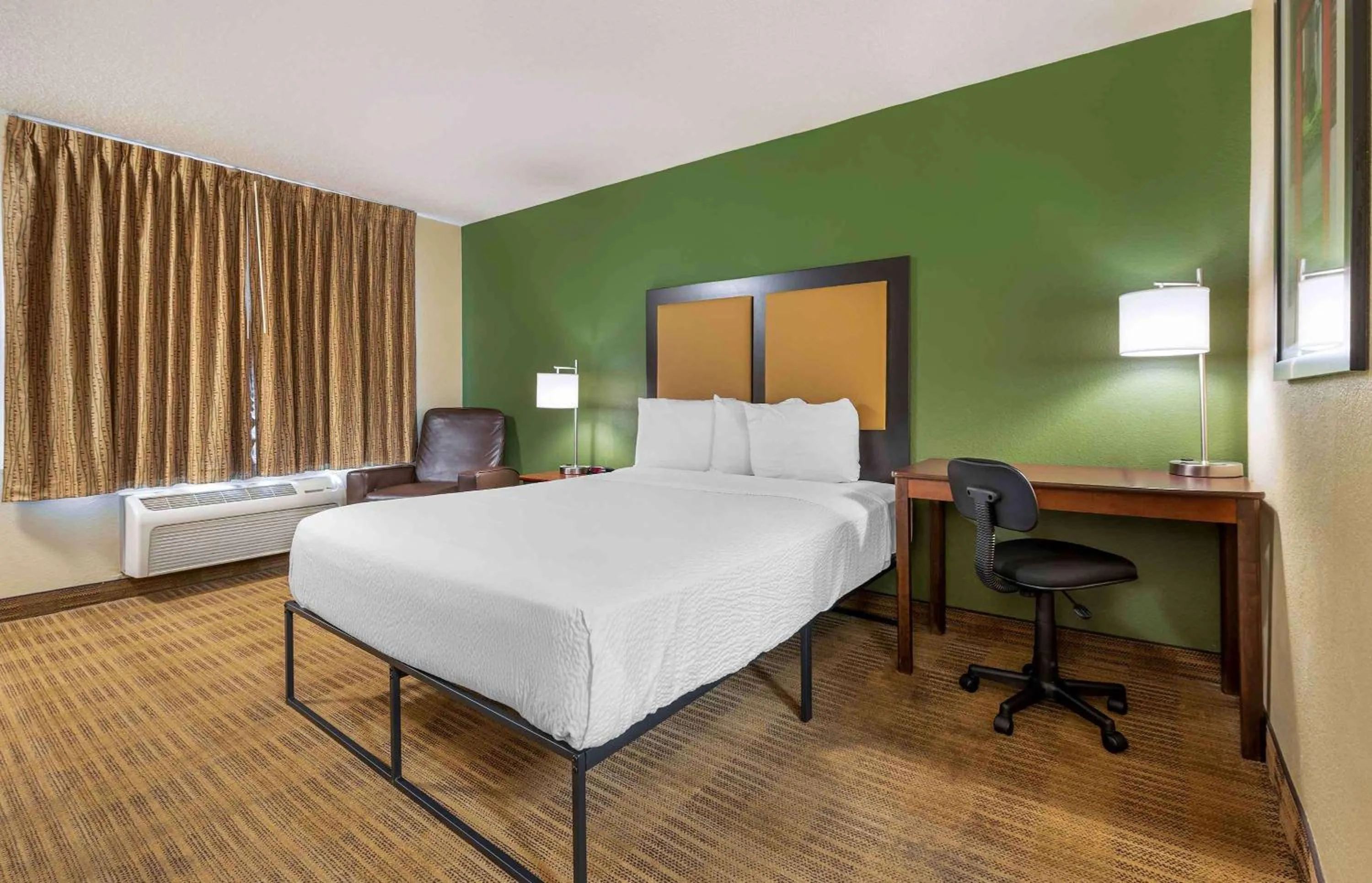 Bedroom, Bed in Extended Stay America Suites - Indianapolis - Airport