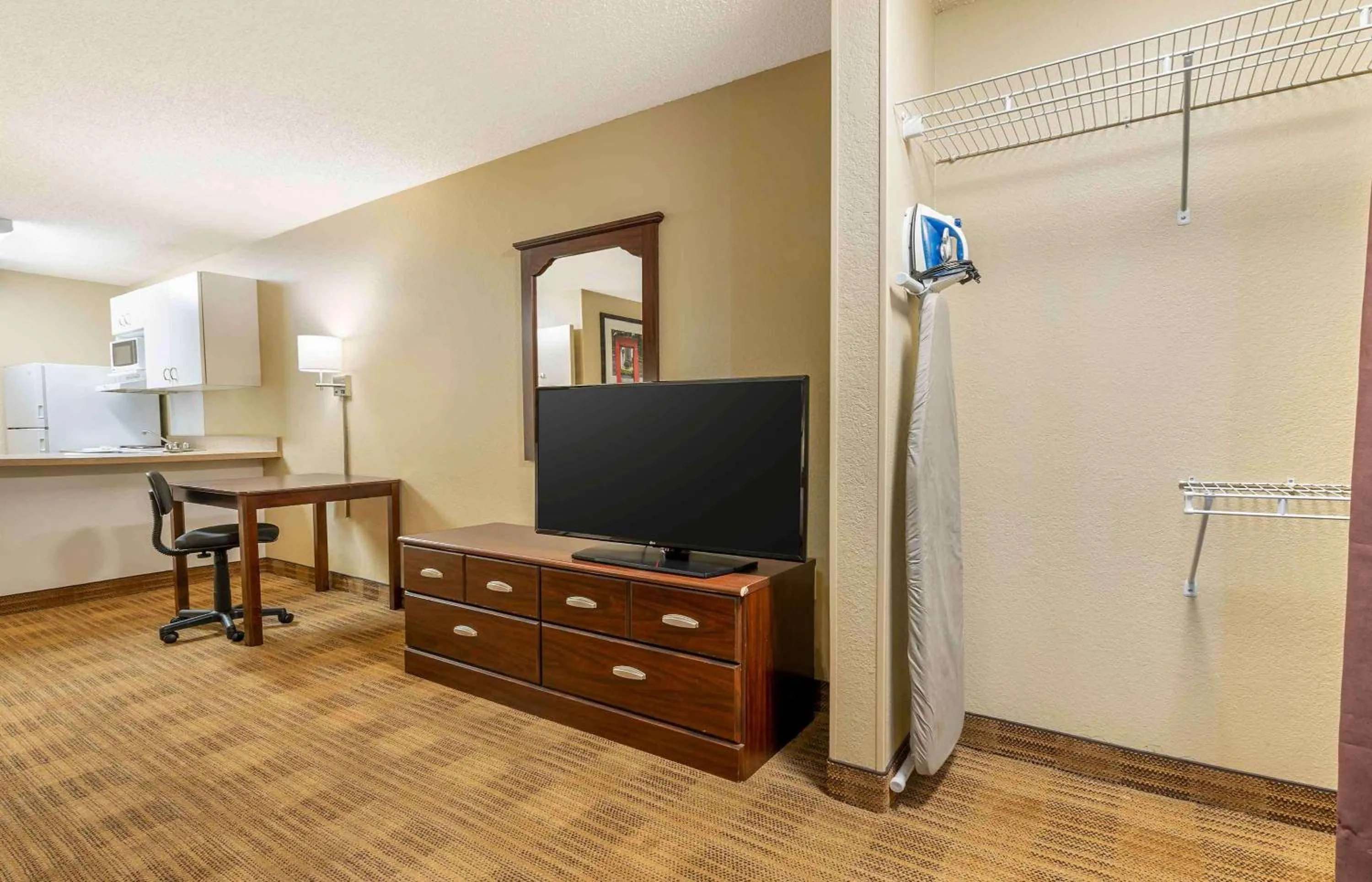 Bedroom in Extended Stay America Suites - Indianapolis - Airport