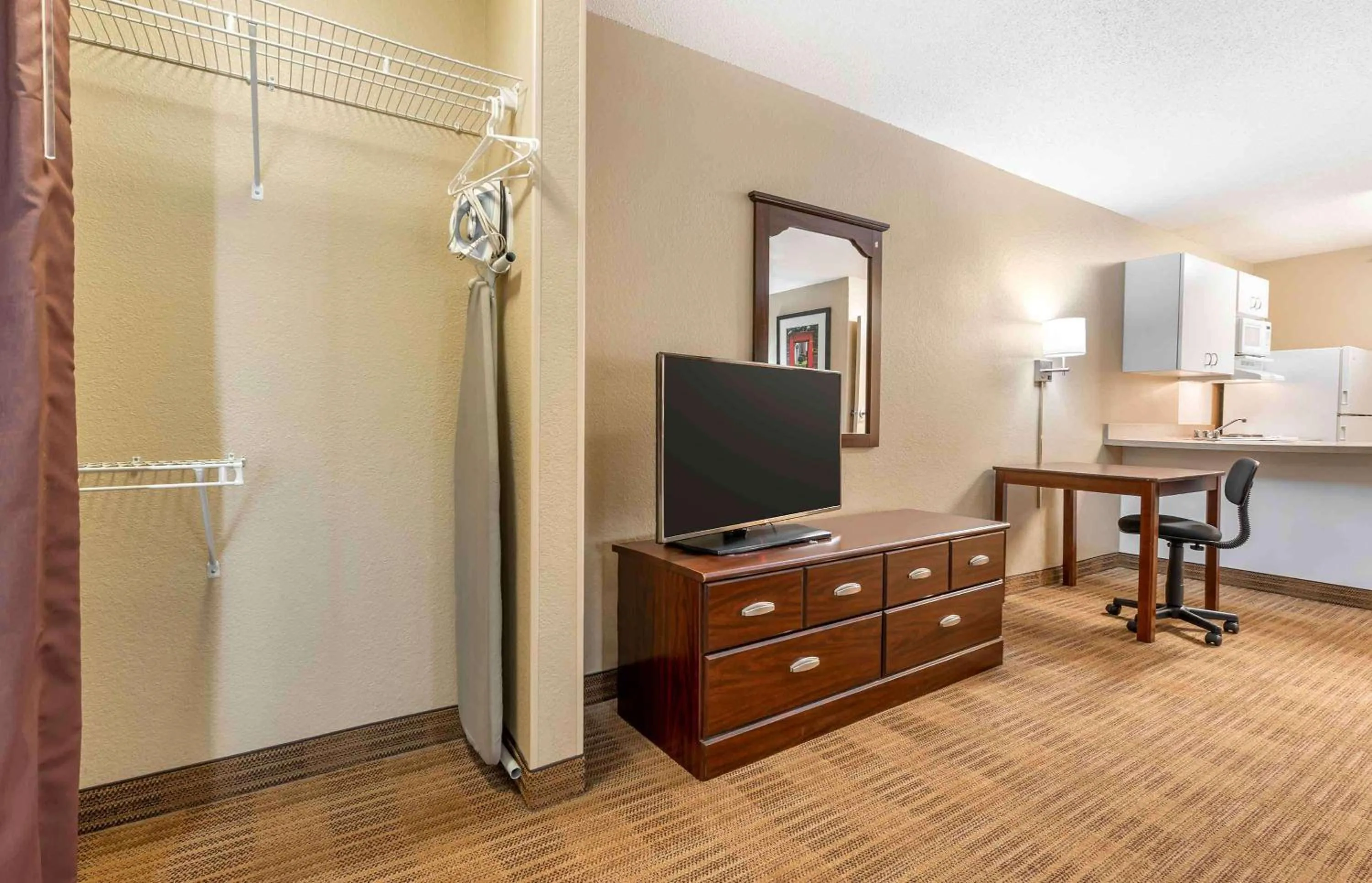 Bedroom in Extended Stay America Suites - Indianapolis - Airport
