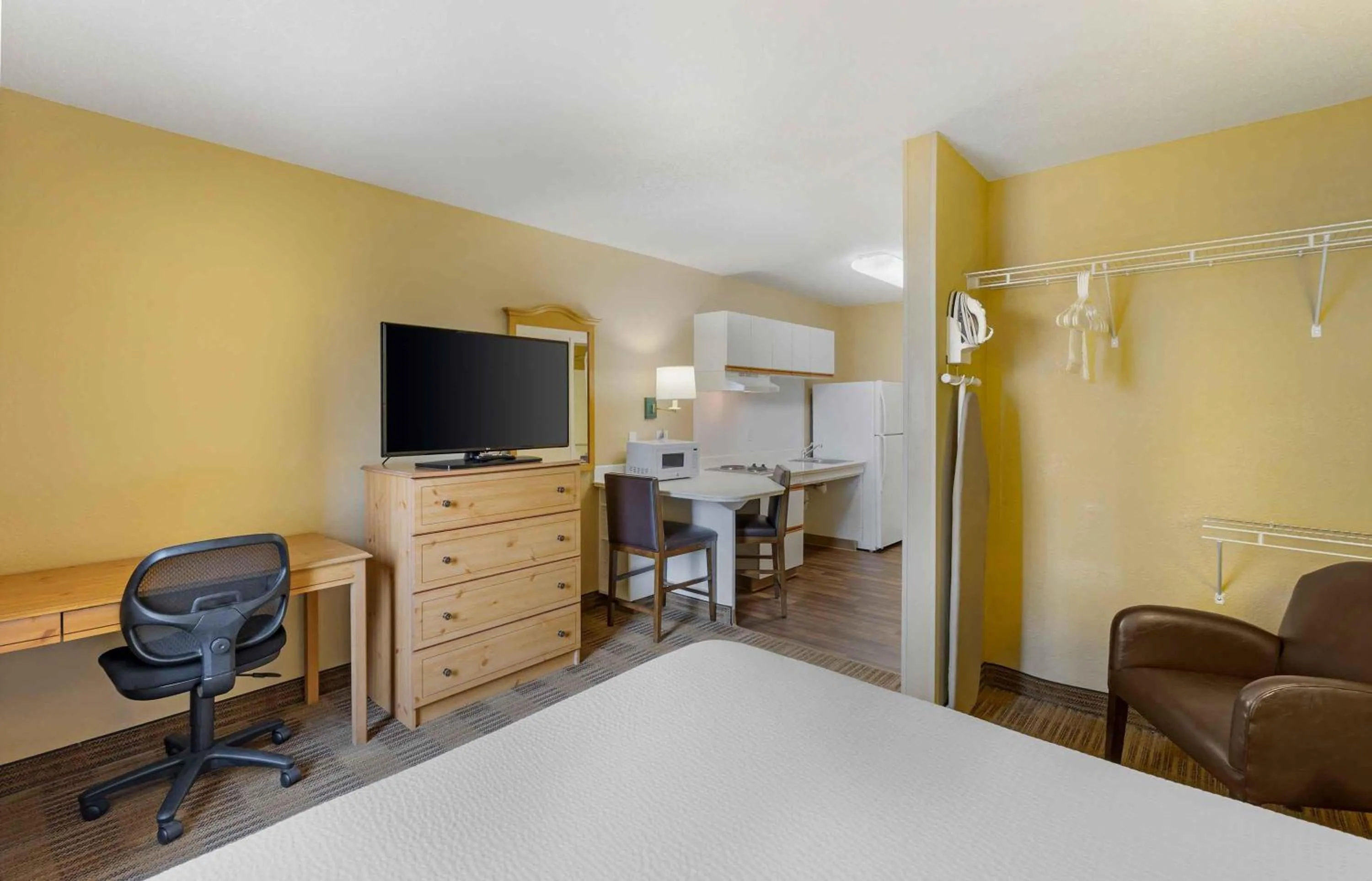 Bedroom, Bed in Extended Stay America Suites - St Louis - Westport - Central