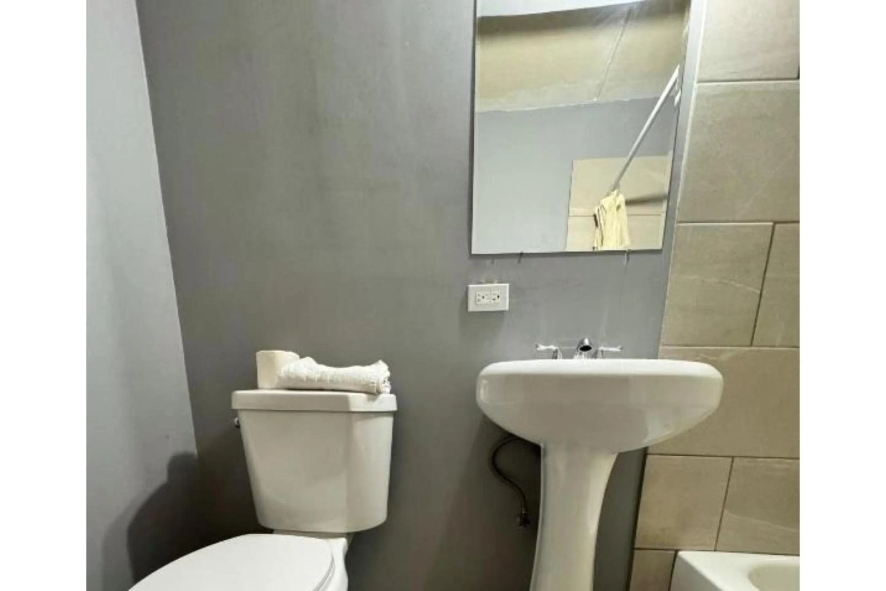 Bathroom in Best Motel By OYO Chicago I-90