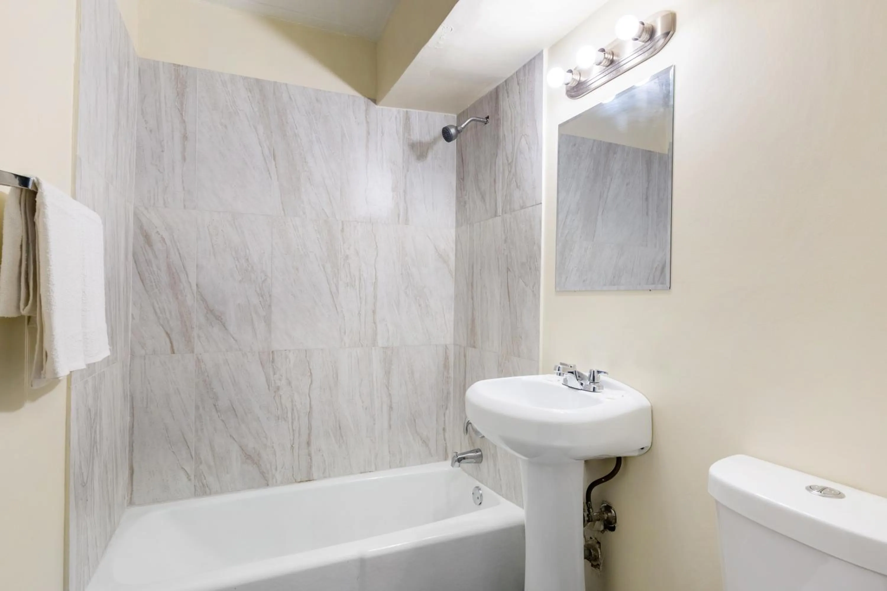 Bathroom in Best Motel By OYO Chicago I-90