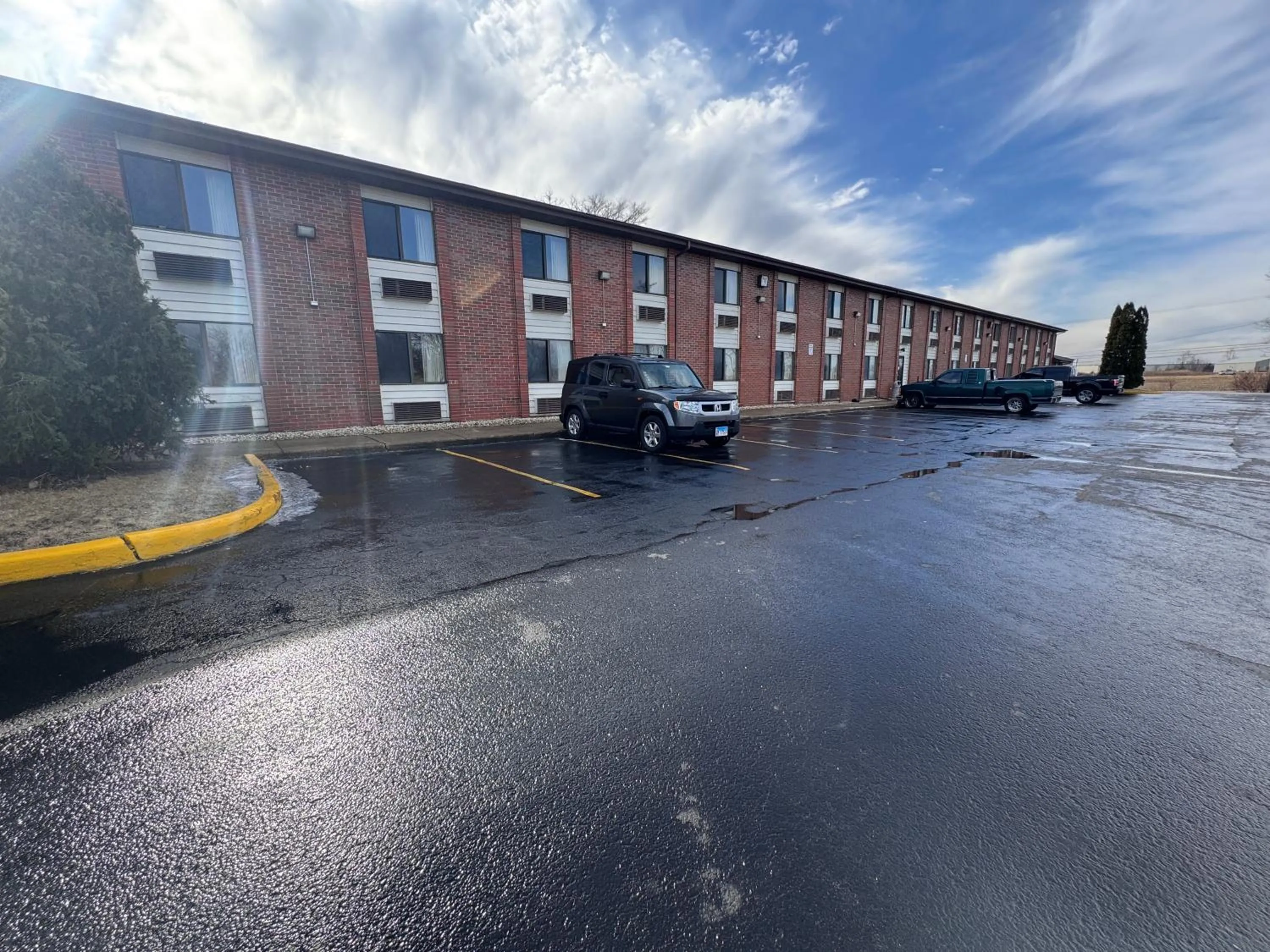 Parking in Baymont Inn & Suites Richmond