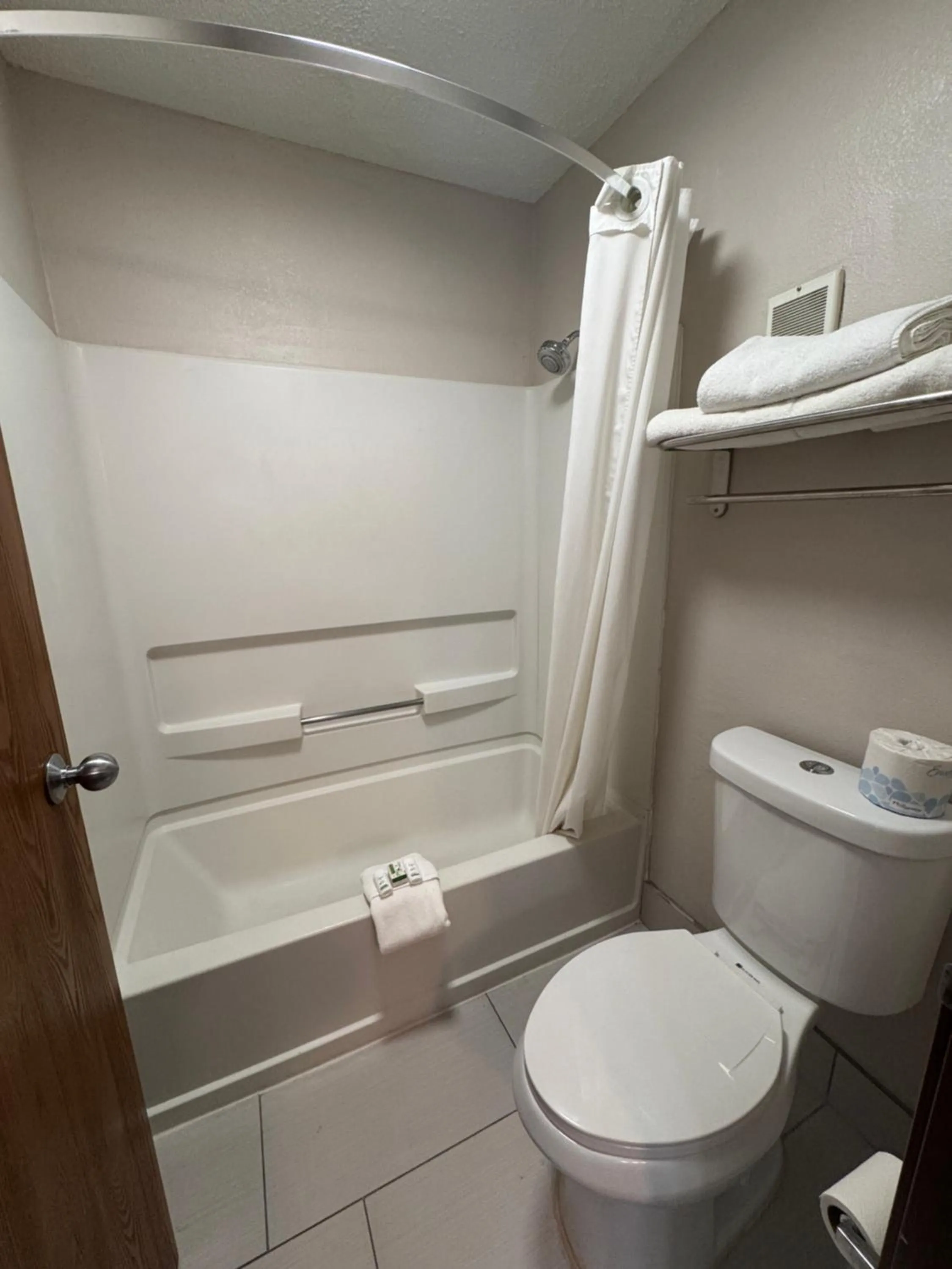 Bathroom in Baymont Inn & Suites Richmond