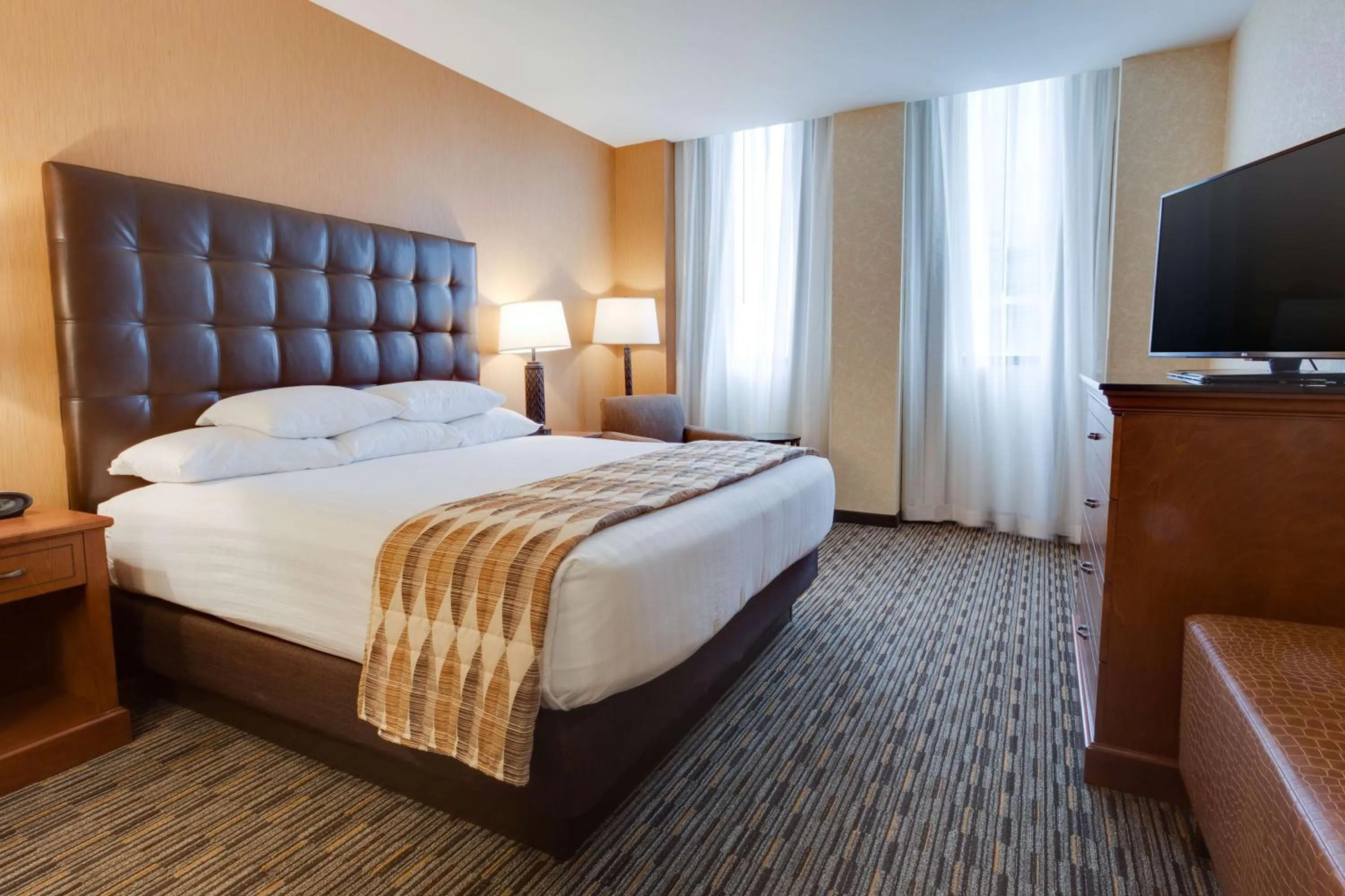 Photo of the whole room, Bed in Drury Plaza St. Louis at the Arch