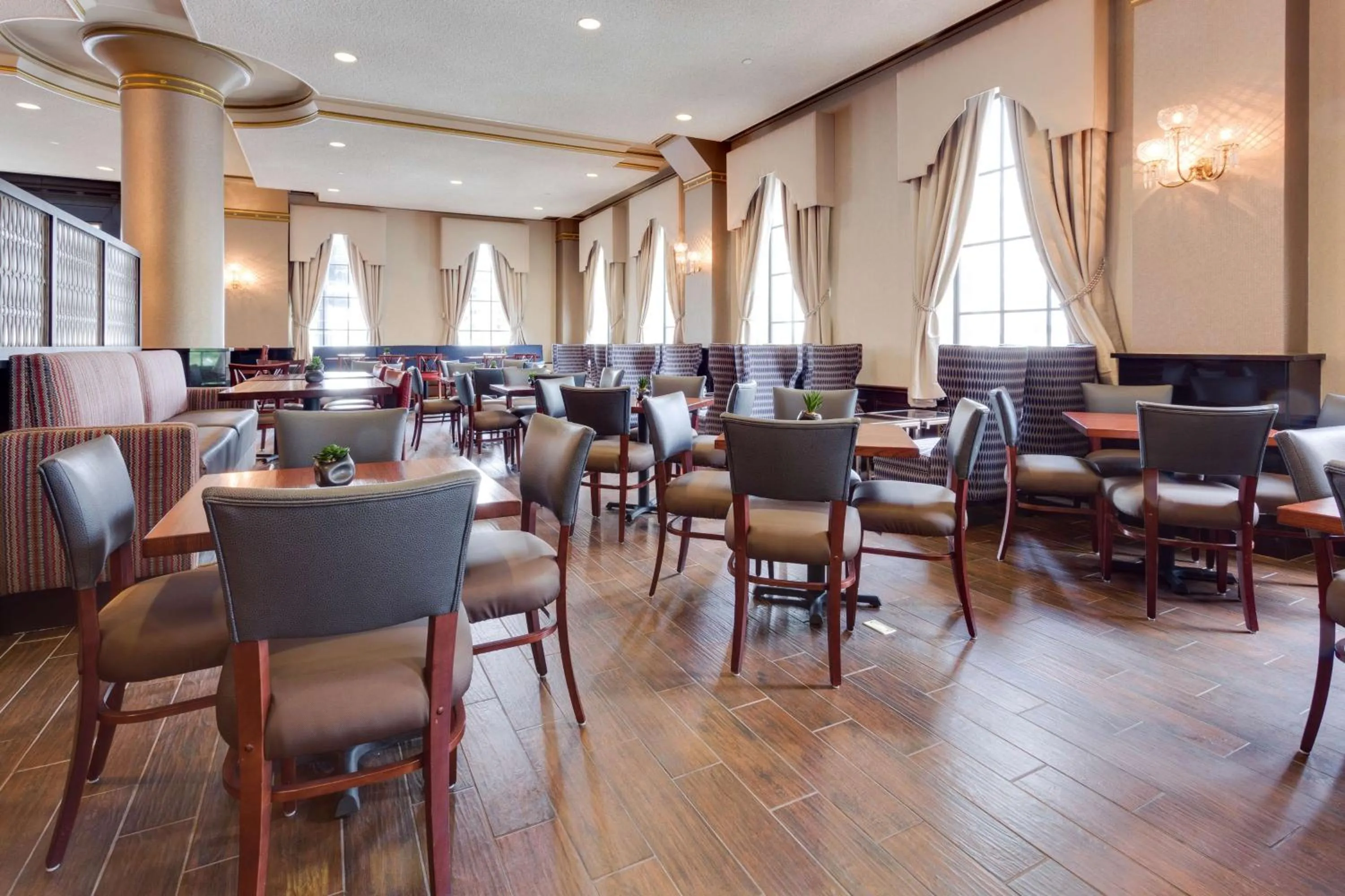 Restaurant/places to eat in Drury Plaza St. Louis at the Arch