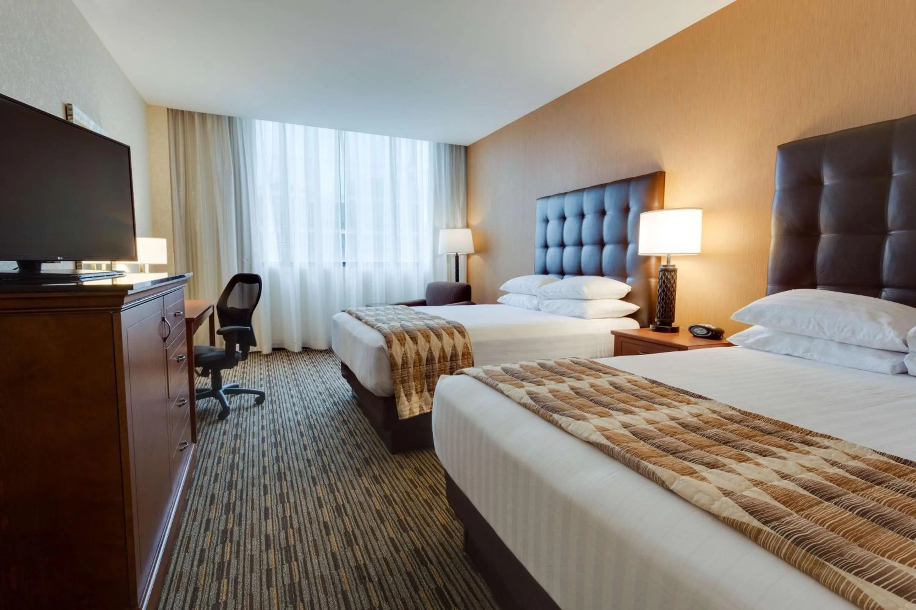 Photo of the whole room, Bed in Drury Plaza St. Louis at the Arch