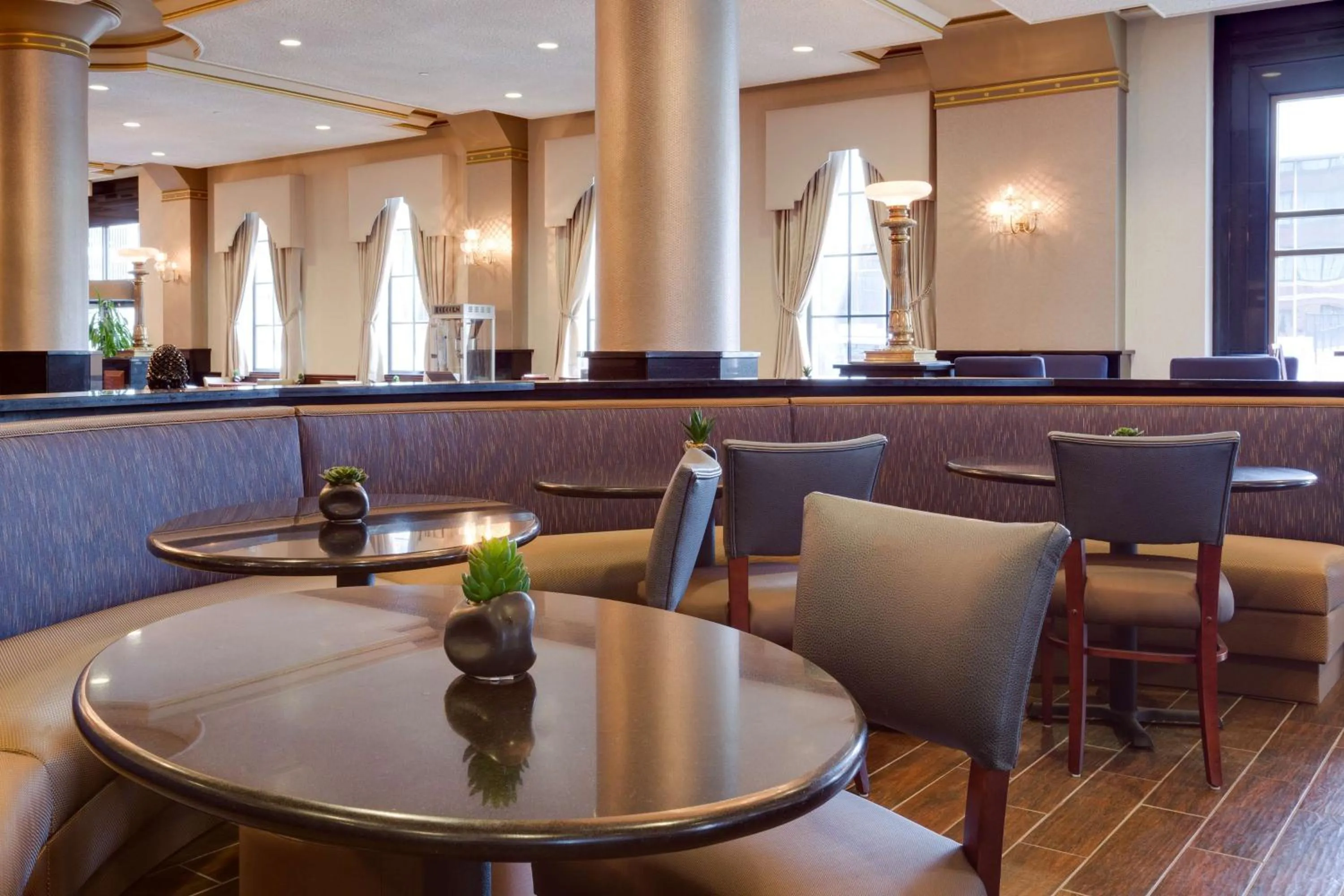 Restaurant/places to eat in Drury Plaza St. Louis at the Arch