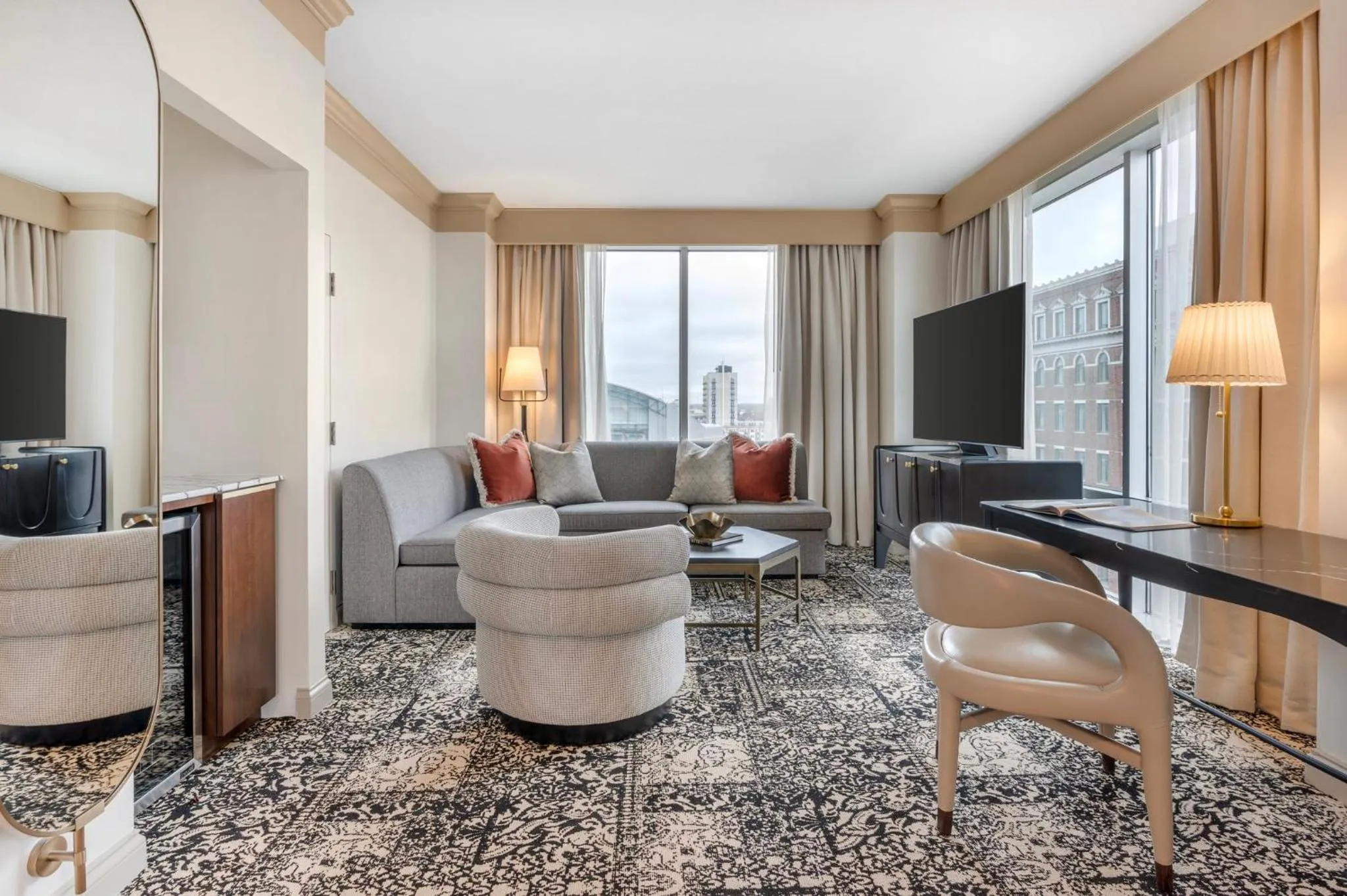 Living room in Omni Severin Hotel