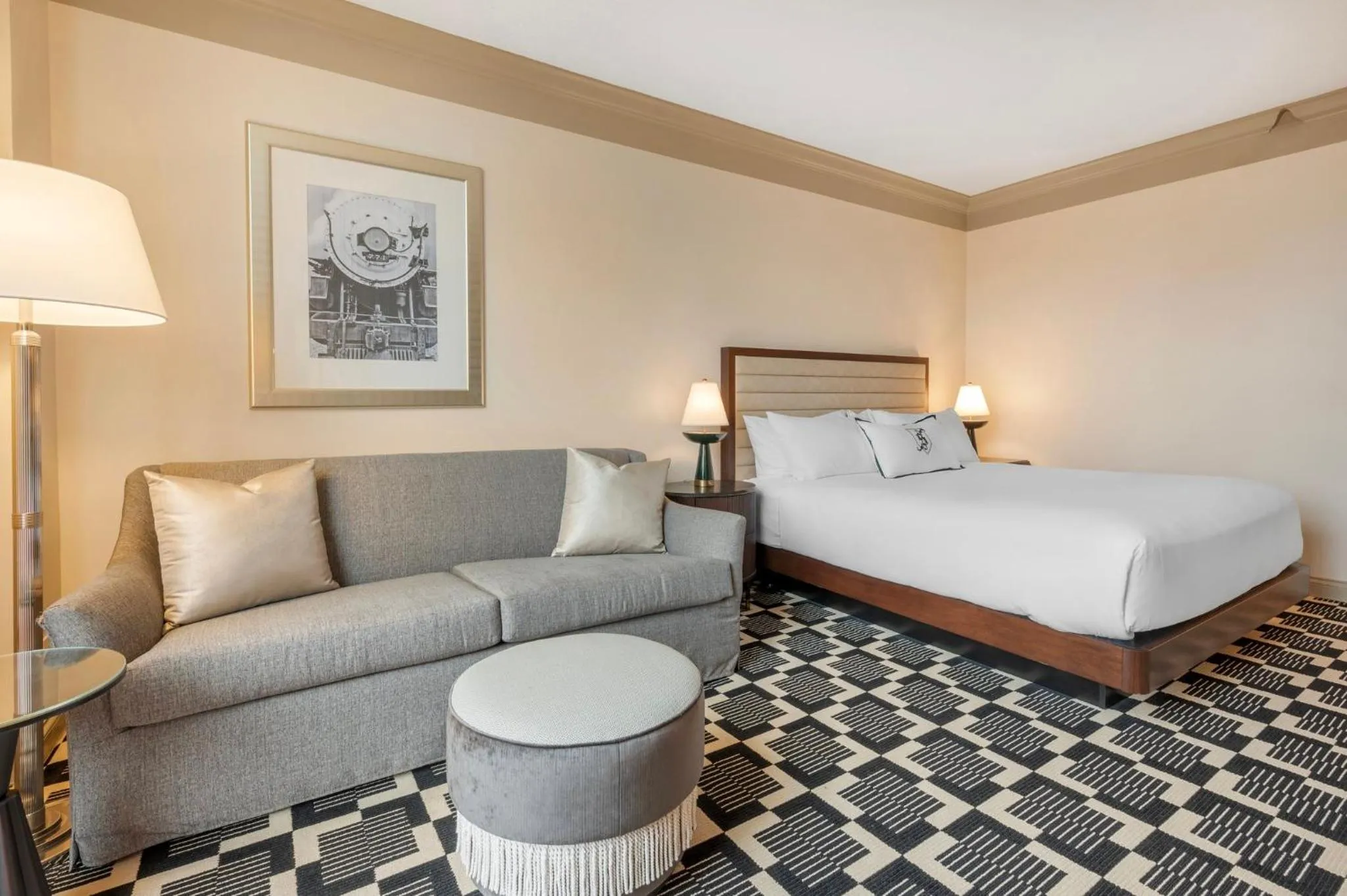 Nearby landmark, Bed in Omni Severin Hotel