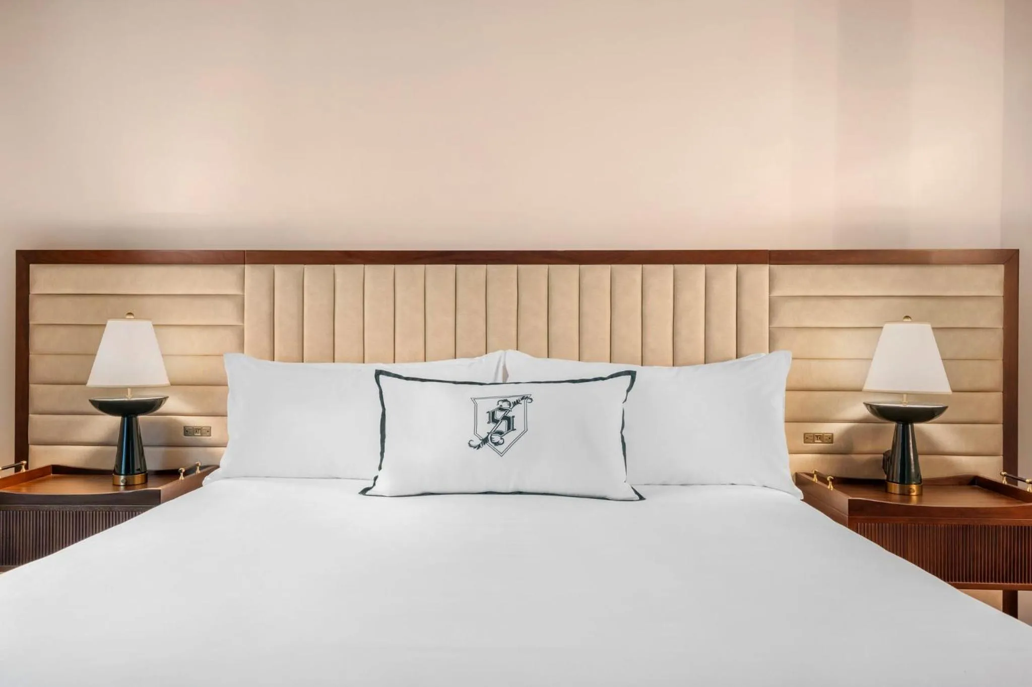 Bedroom, Bed in Omni Severin Hotel