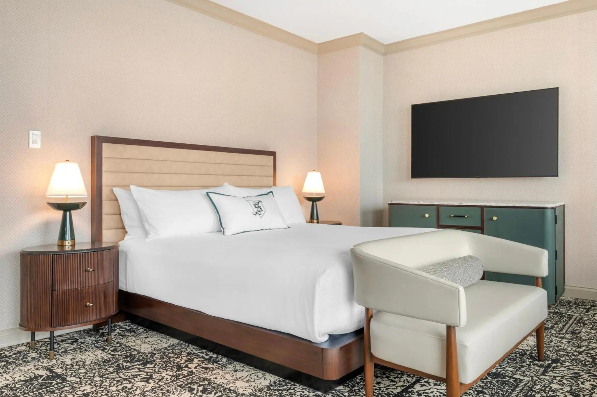 Photo of the whole room, Bed in Omni Severin Hotel