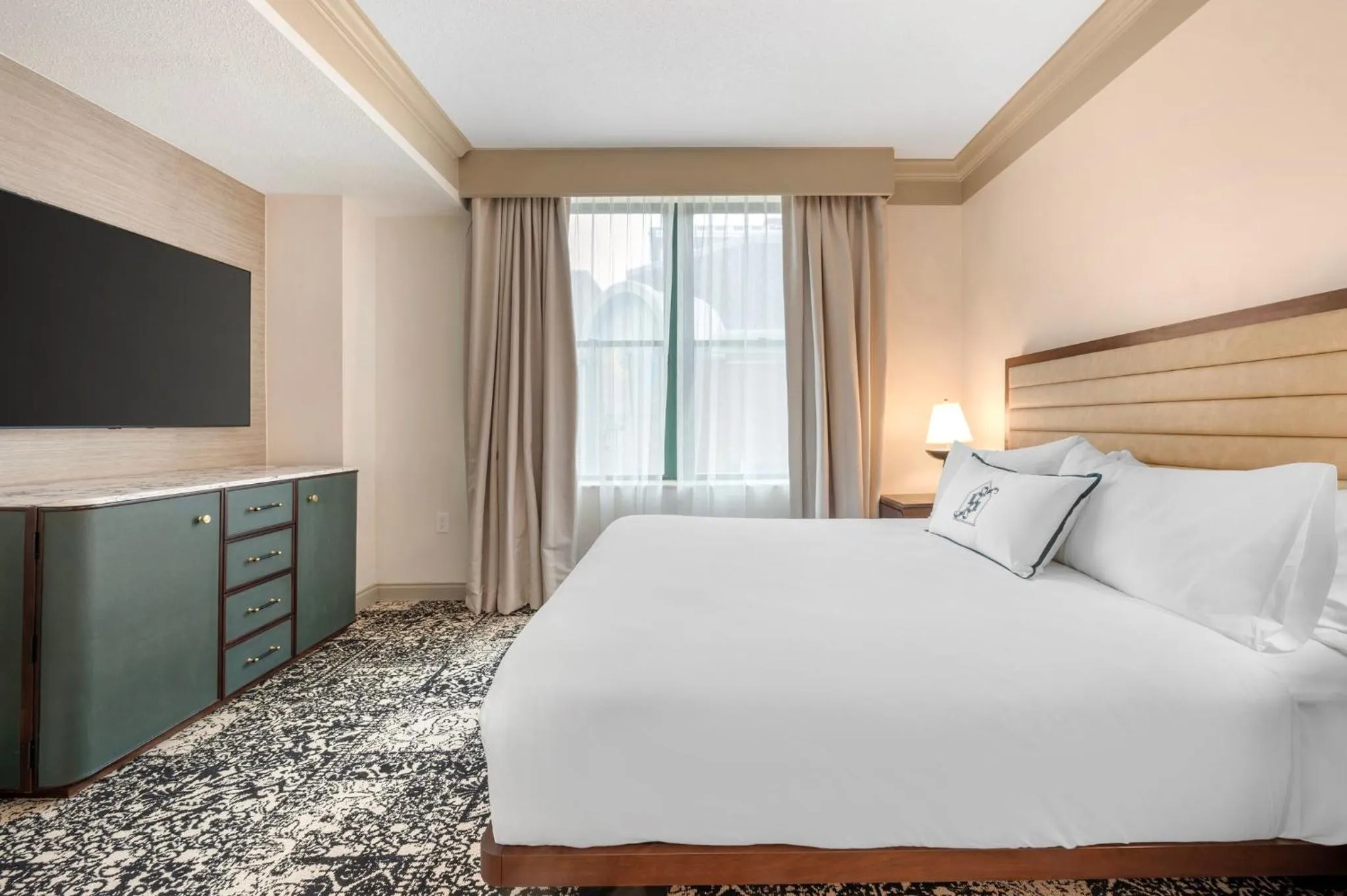 Bedroom, Bed in Omni Severin Hotel