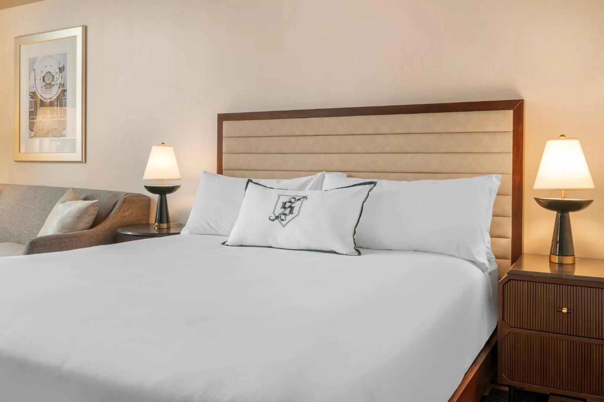 Nearby landmark, Bed in Omni Severin Hotel