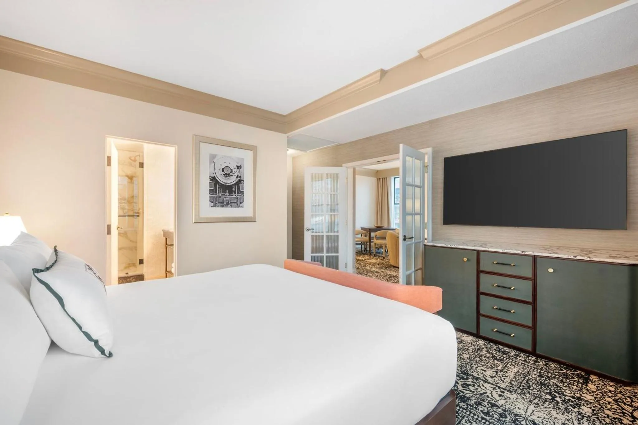 Bedroom, Bed in Omni Severin Hotel