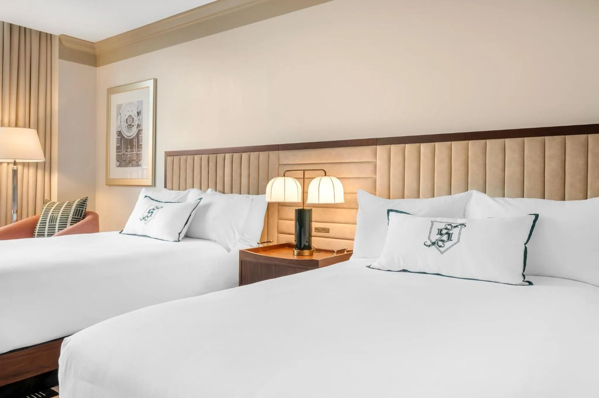 Bedroom, Bed in Omni Severin Hotel