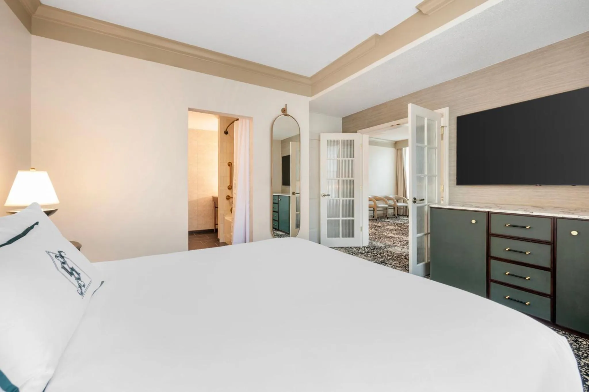 Bedroom, Bed in Omni Severin Hotel