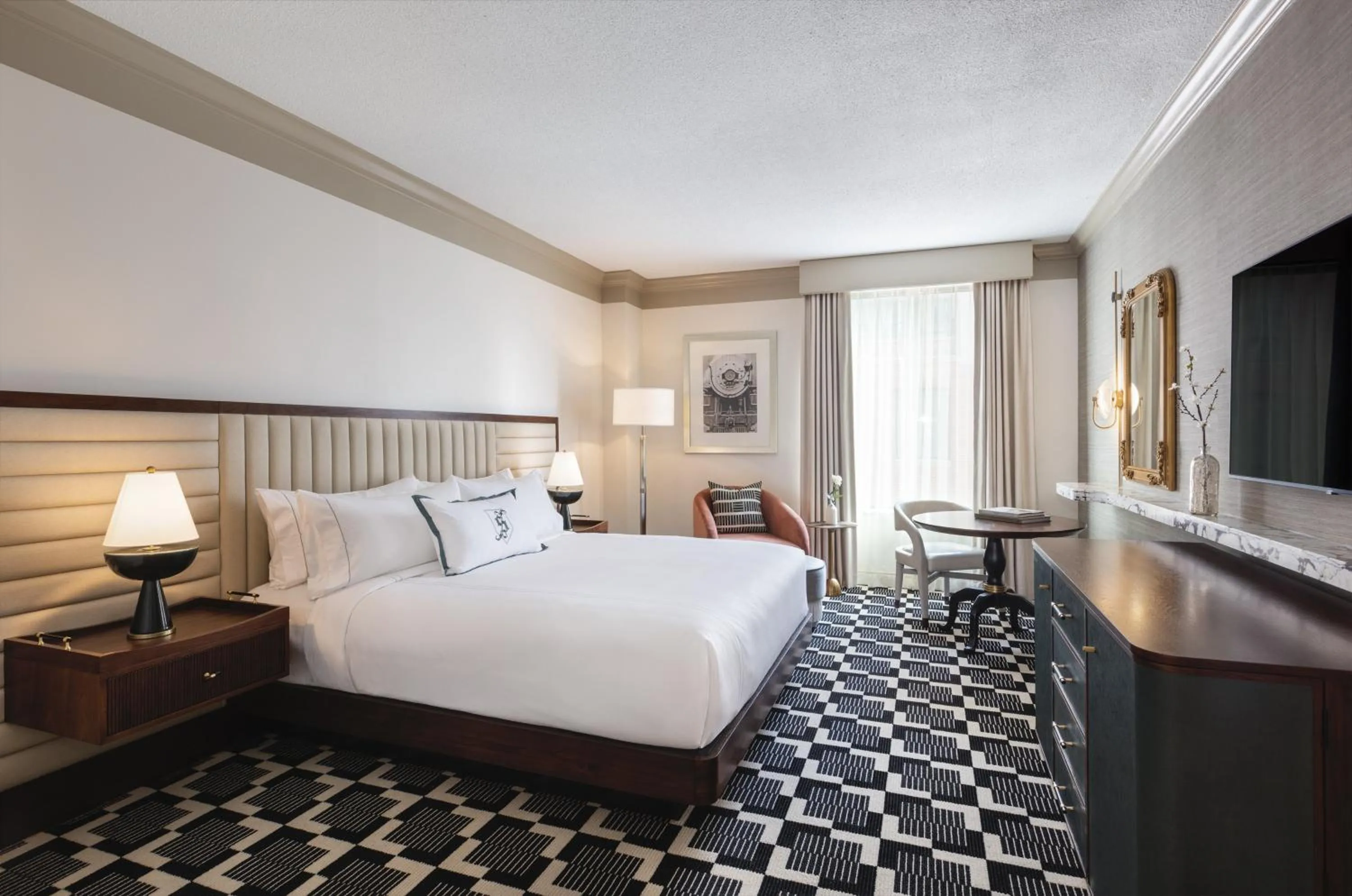 Photo of the whole room, Bed in Omni Severin Hotel