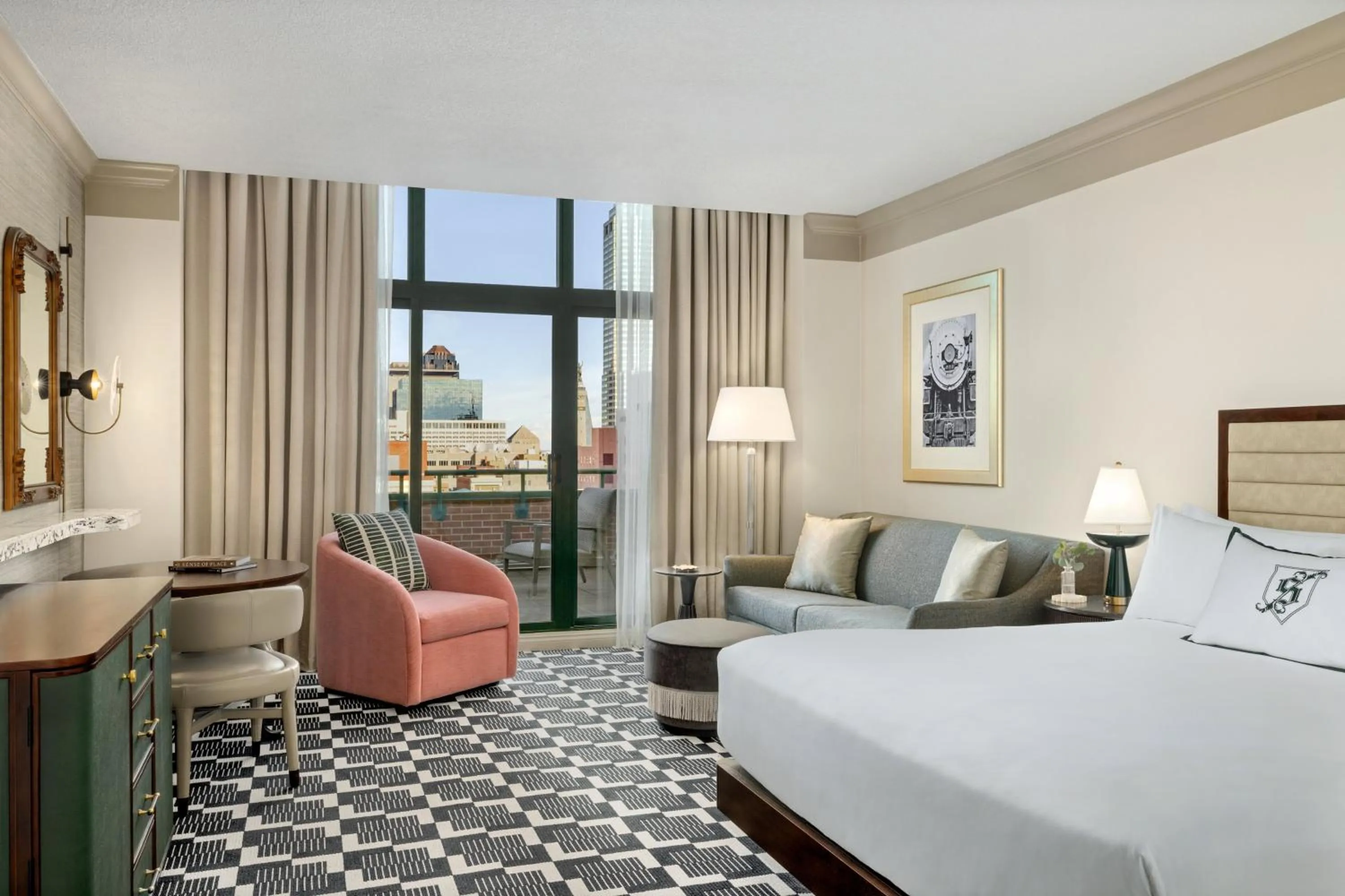 Photo of the whole room, Bed in Omni Severin Hotel