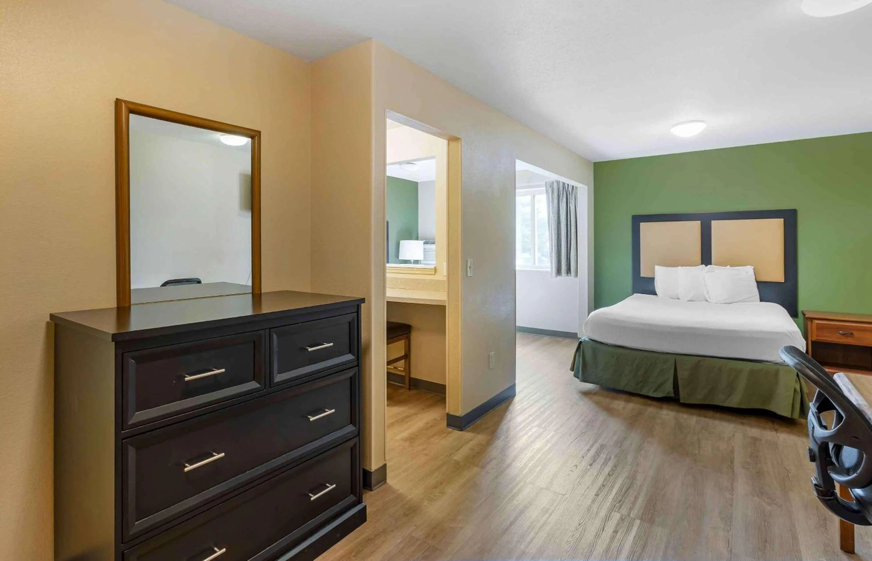 Bedroom, Bed in Extended Stay America Select Suites - St Louis - Westport - Craig Road