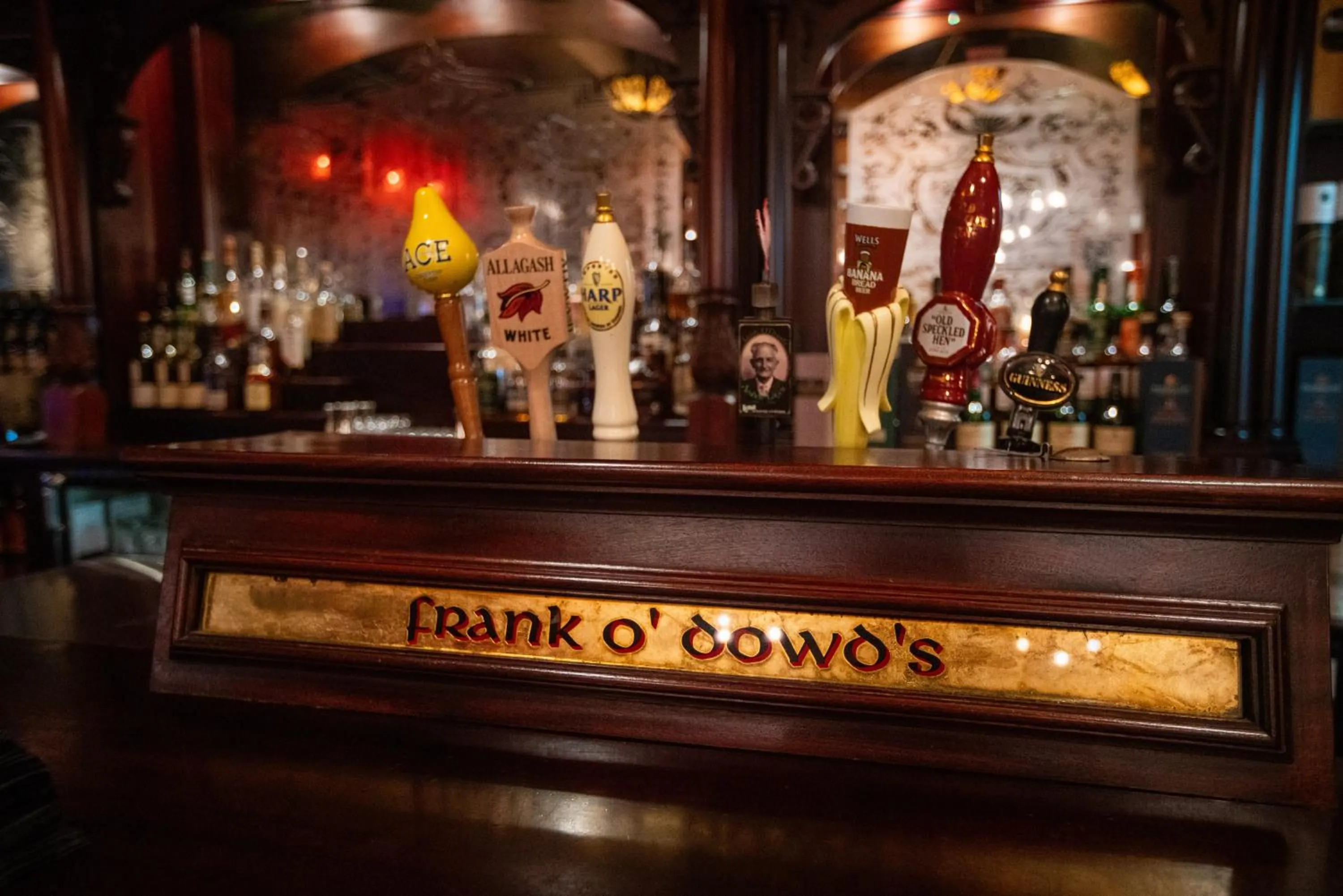 Lounge or bar in Irish Cottage Inn & Suites