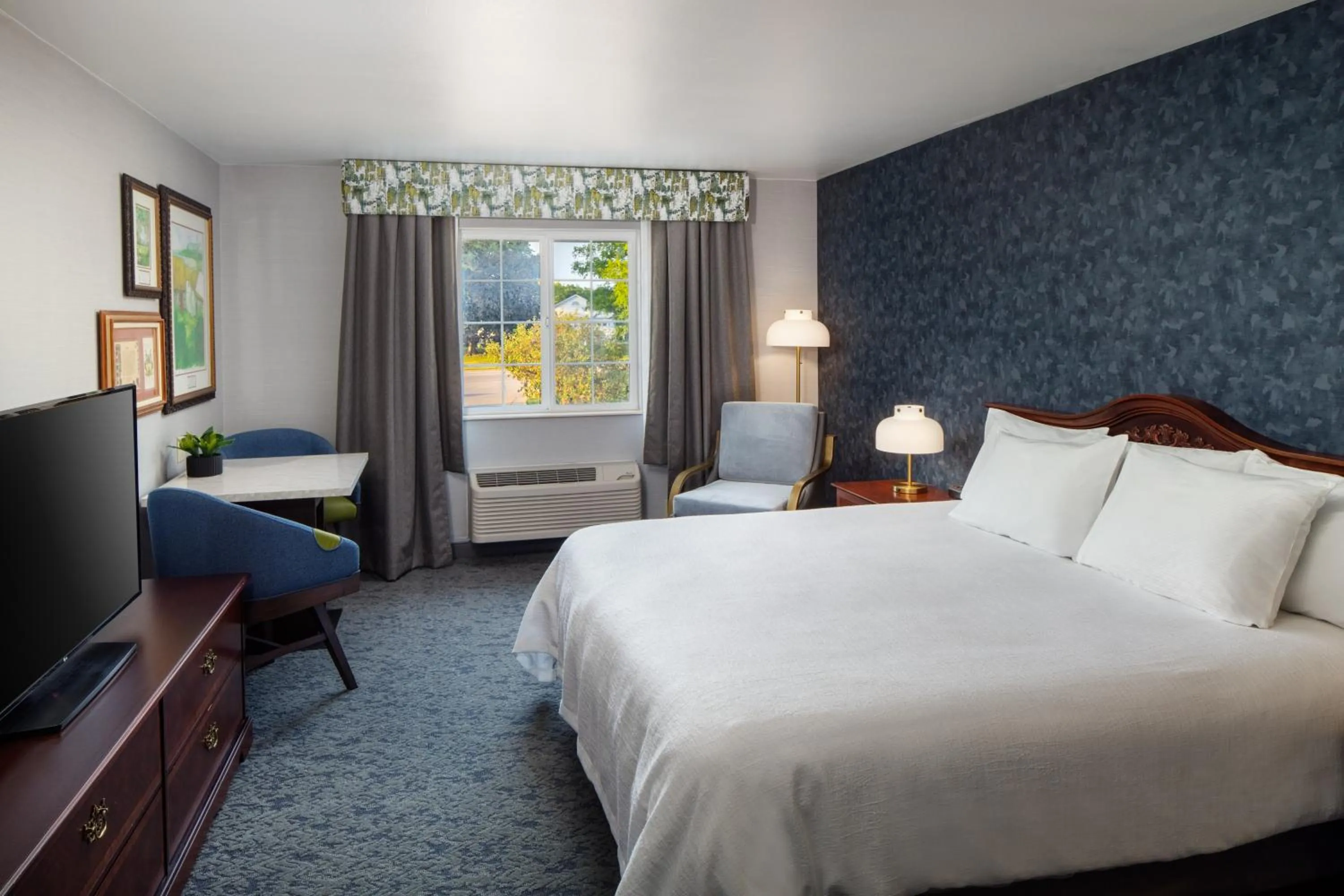 Bed in Irish Cottage Inn & Suites