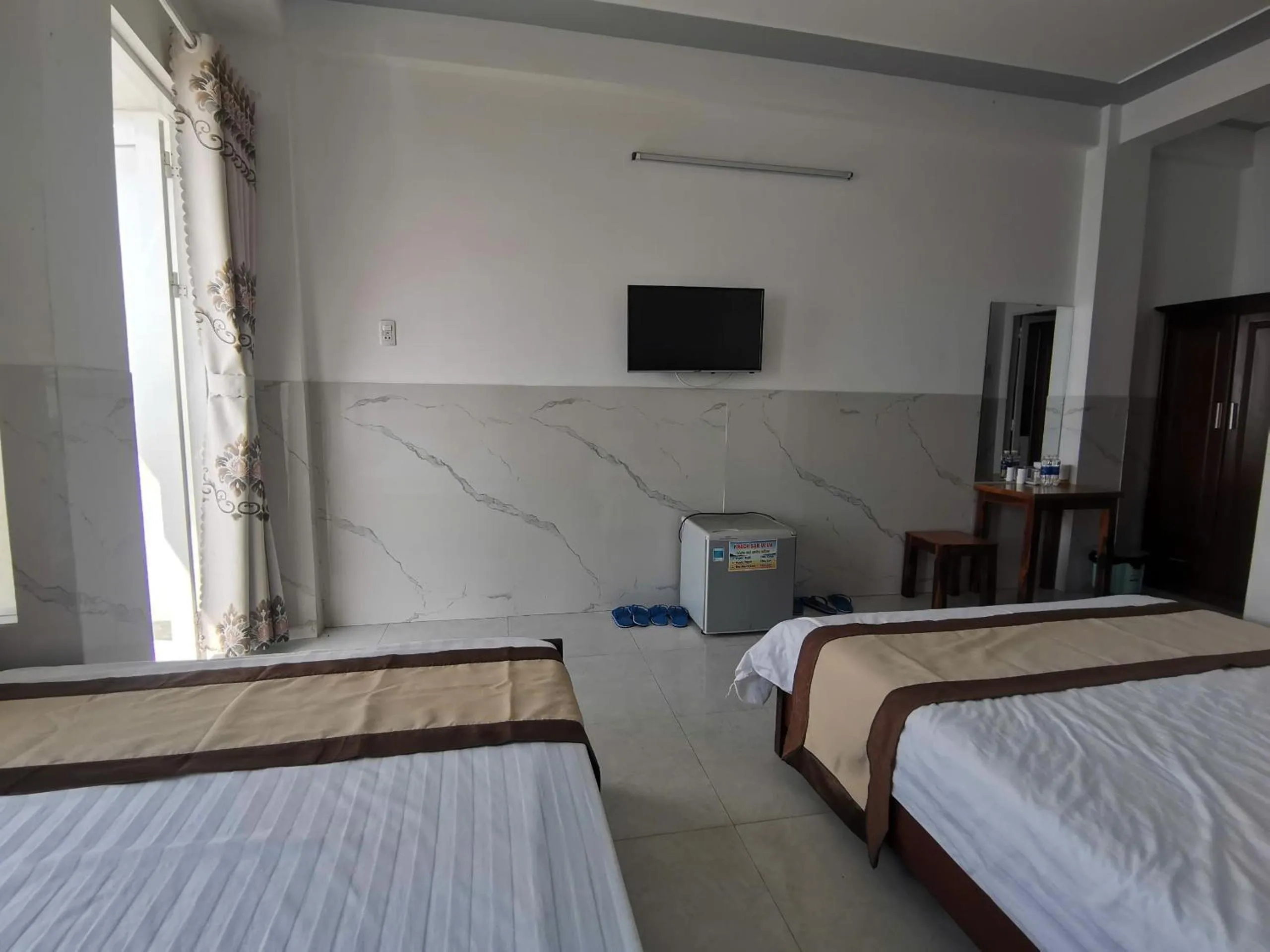Communal lounge/ TV room, Bed in VIVU HOTEL