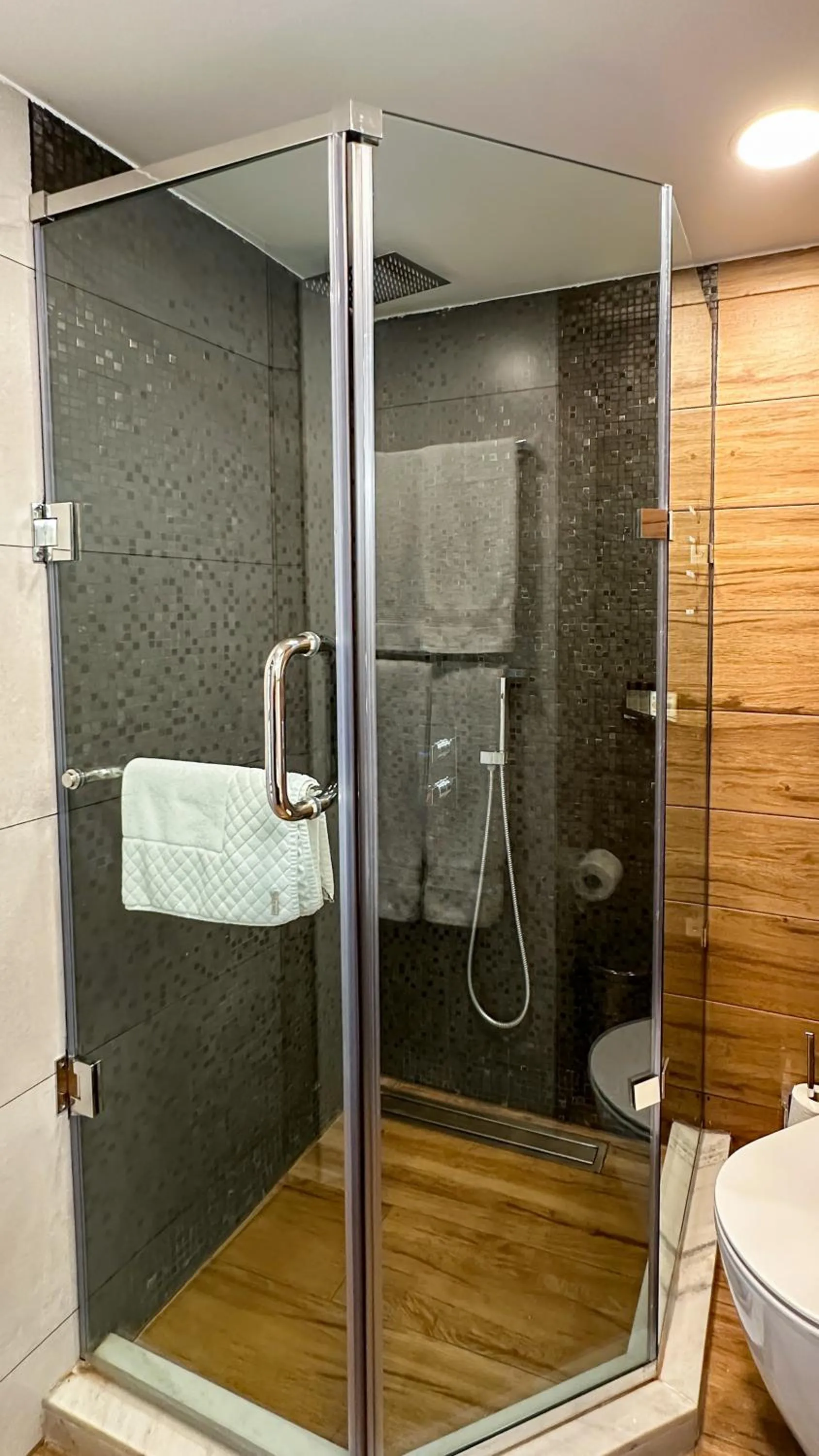 Shower in Silver 39 Corner Hotel